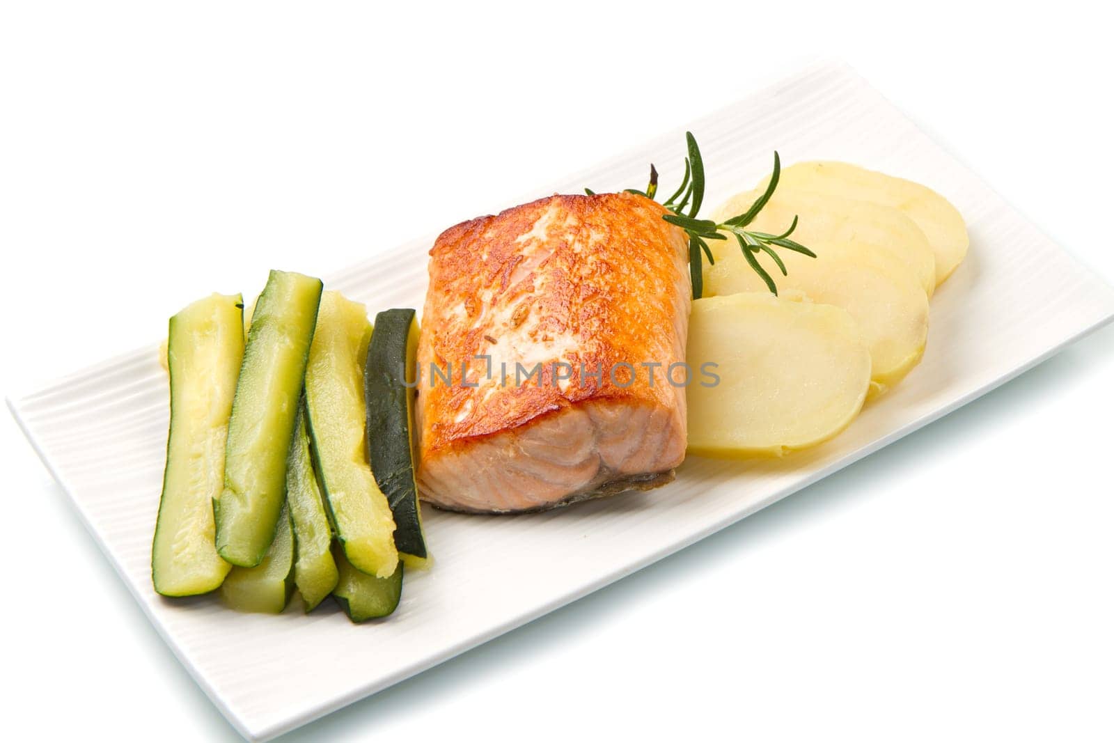 Grilled salmon with potatoes and zucchini
