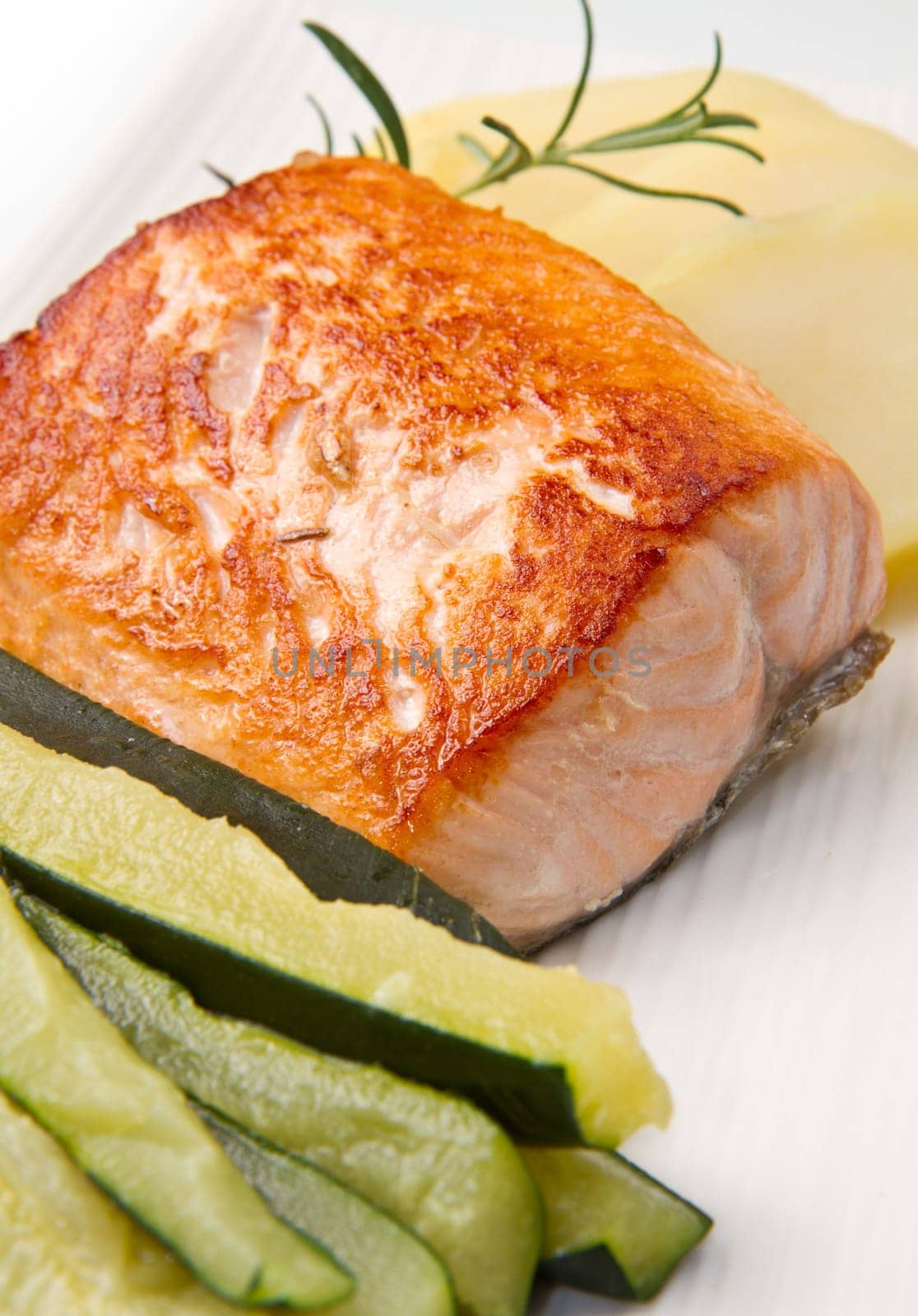 Grilled salmon with potatoes and zucchini