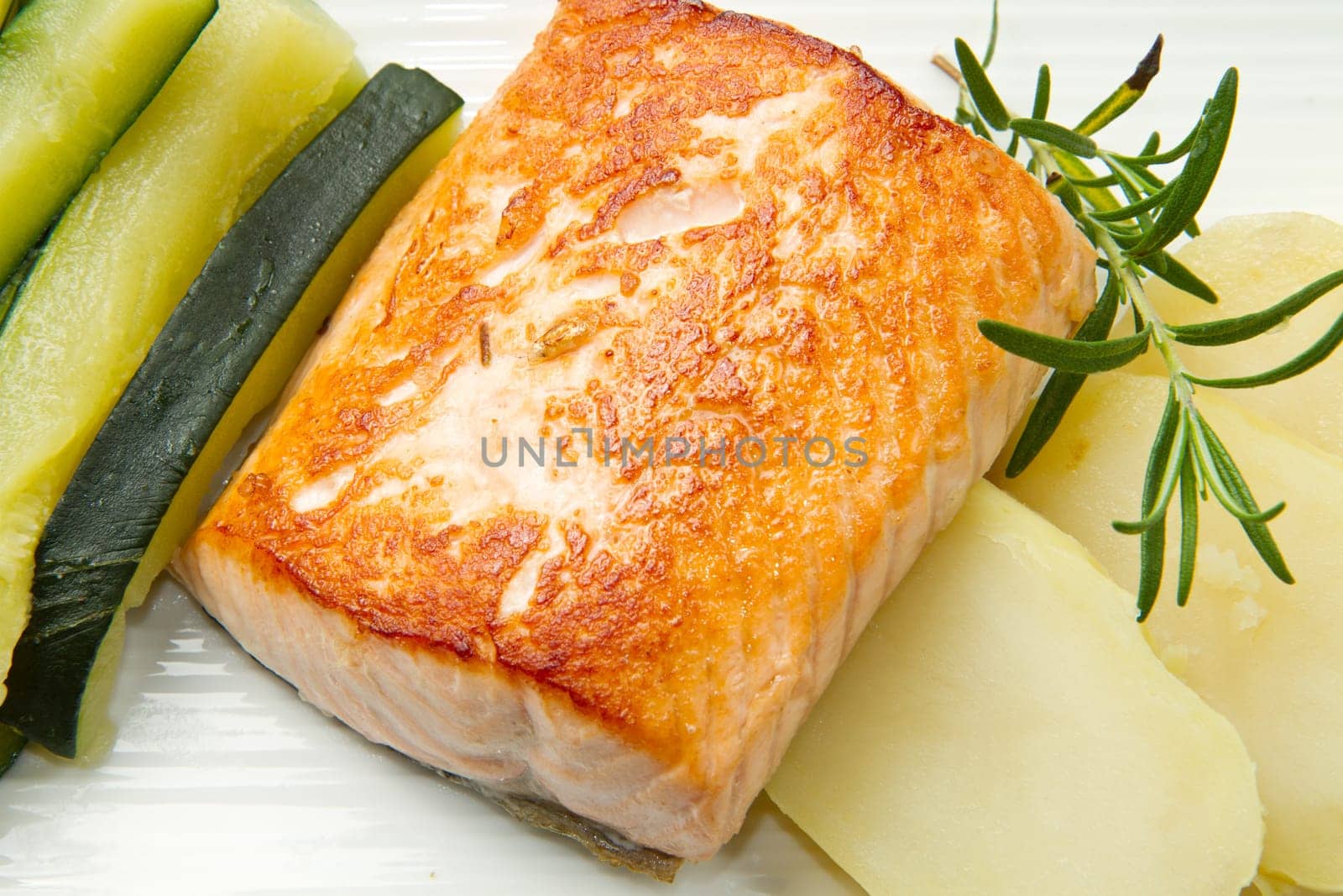 Grilled salmon with potatoes and zucchini
