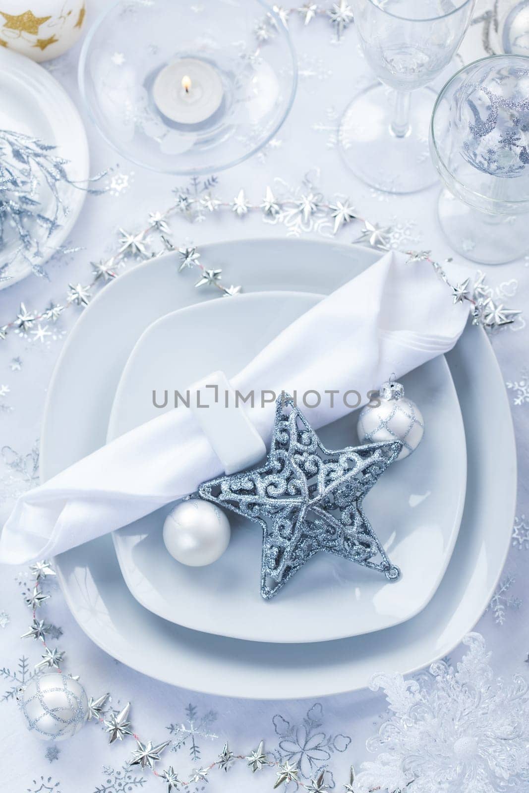 Place setting in white and silver for Christmas with star