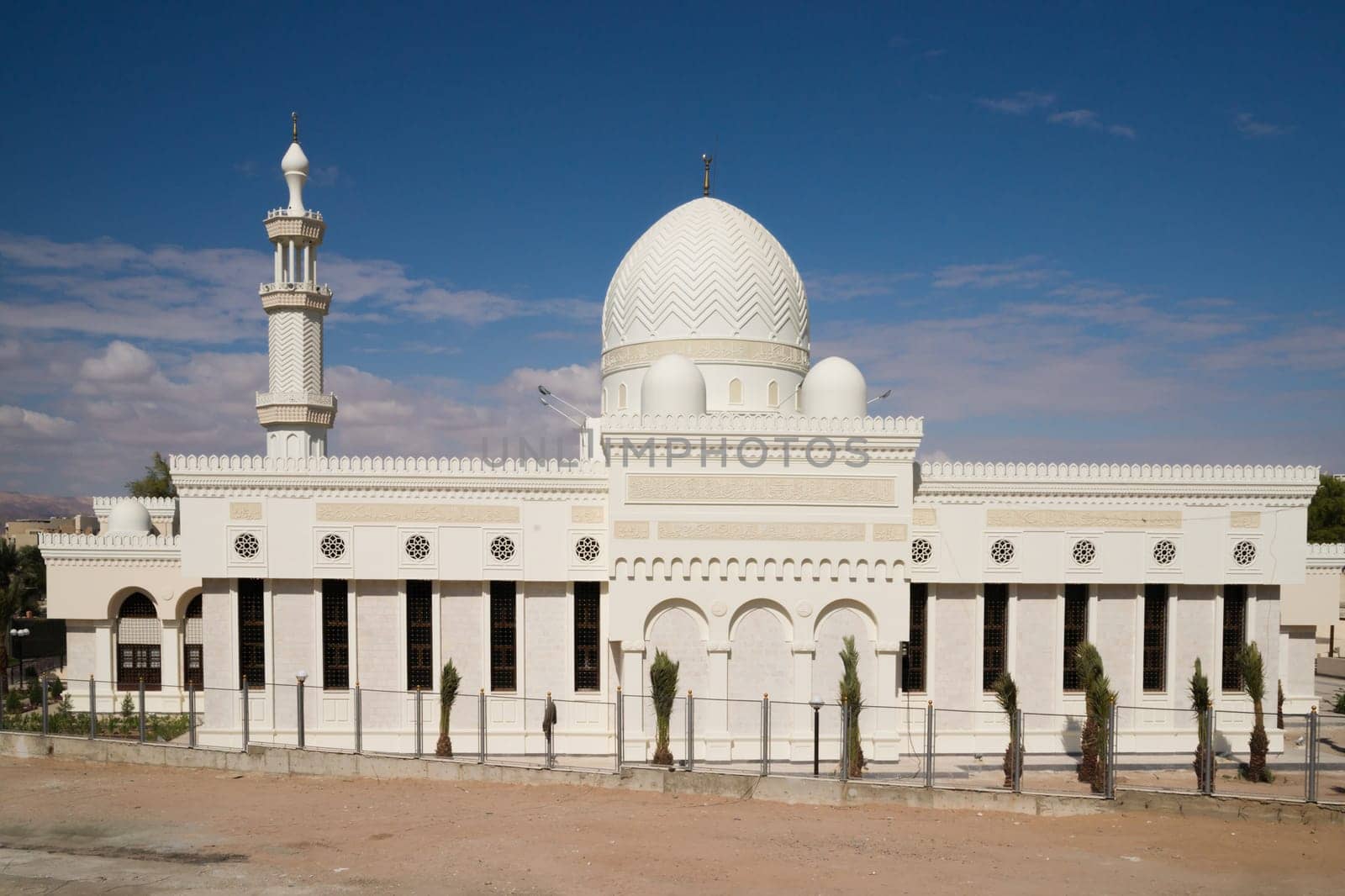 the bright white Sharif Hussein Bin Ali Mosque in Aqaba/Jordan