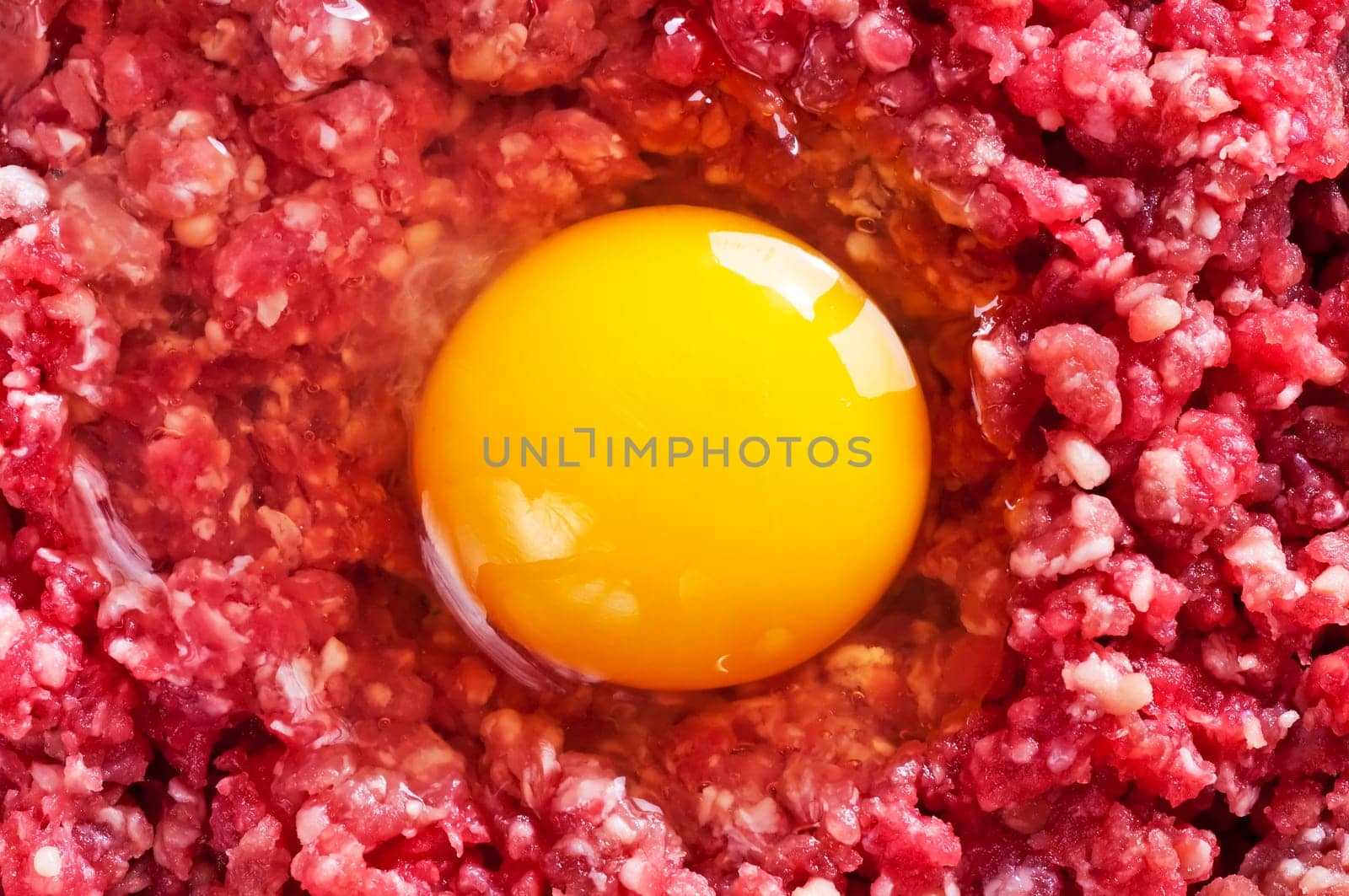 Minced meat with raw egg