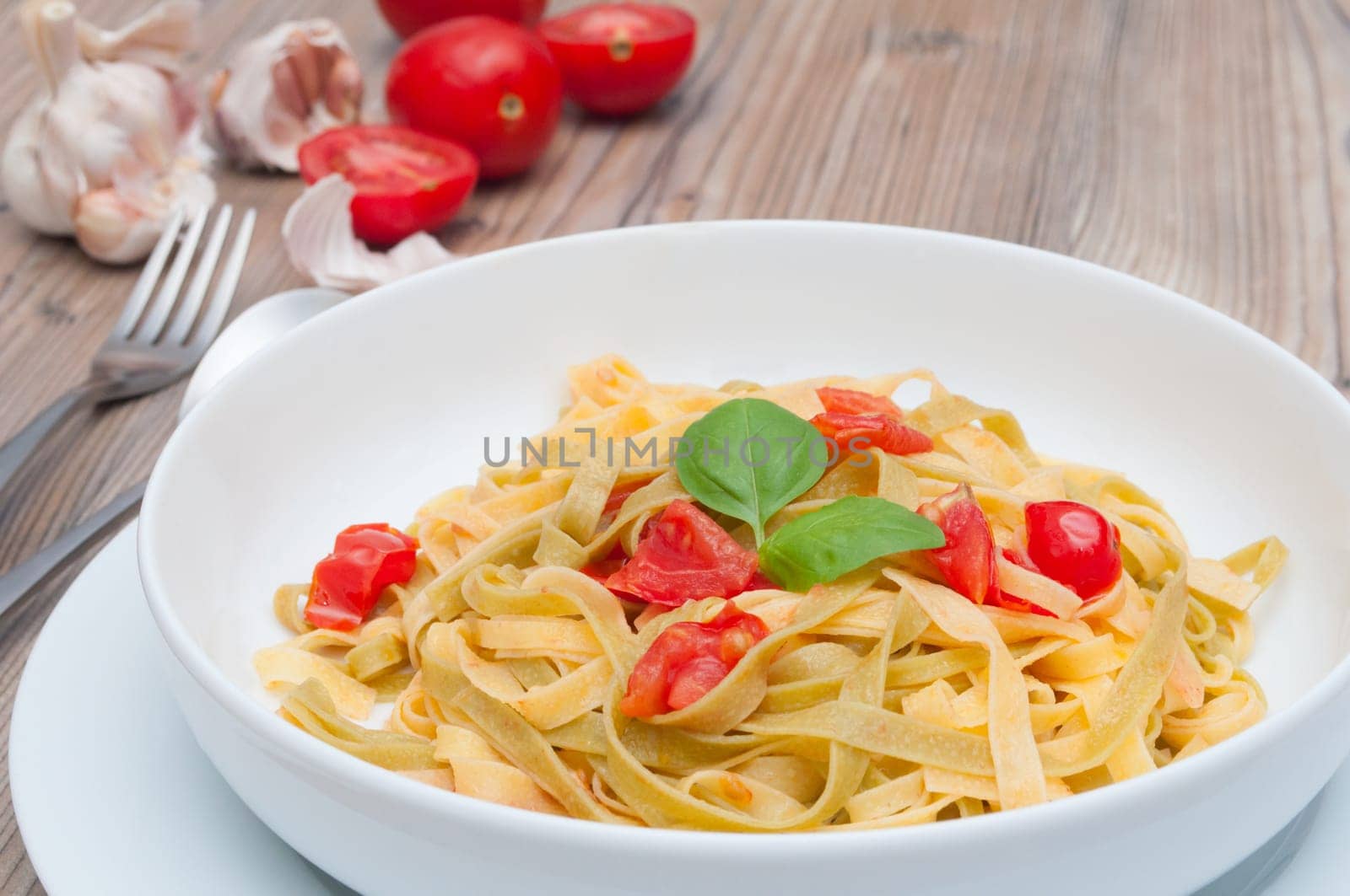 Fettuccine con aglio e pomodoro - Pasta With Garlic and Tomatoes