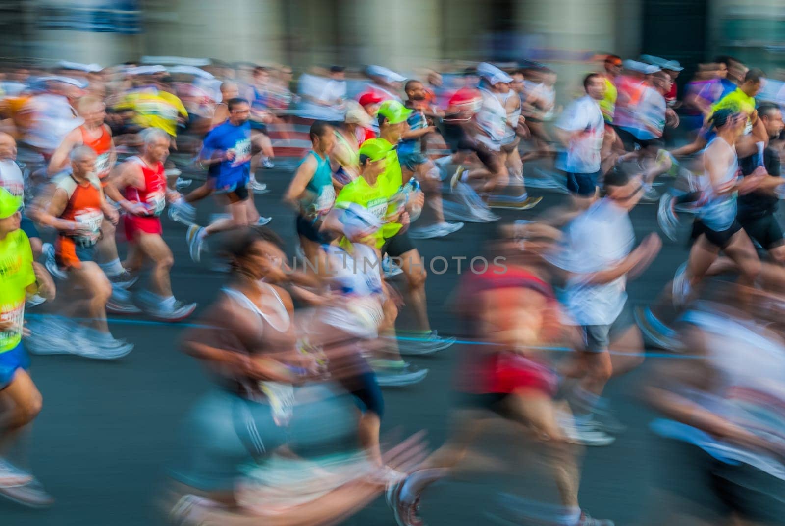 PARIS , FRANCE - APRIL  14 : marathon runners at  Paris International Marathon on April 14 , 2006 in Paris, France