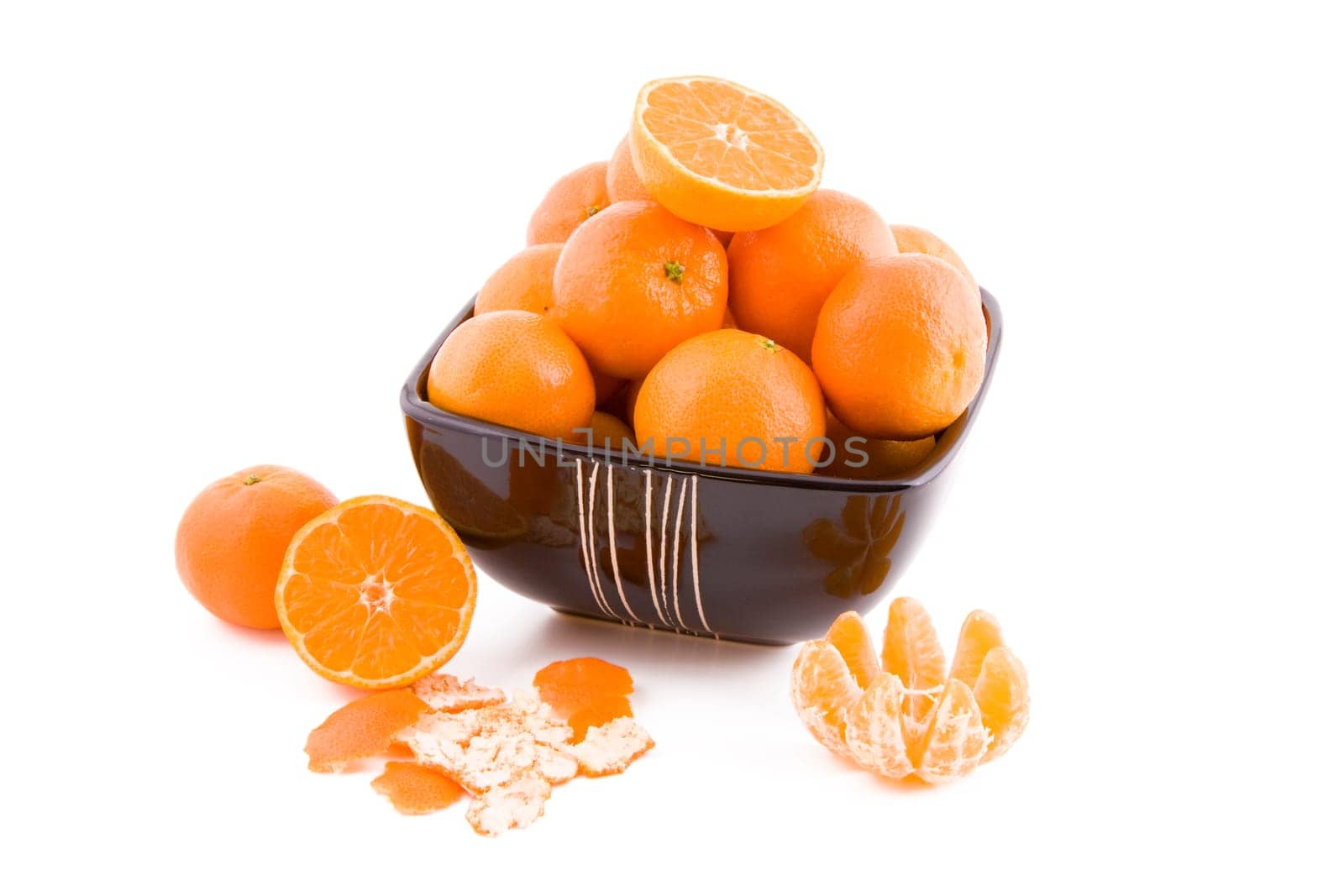 Fresh juicy tangerines in black bowl isolated on white background