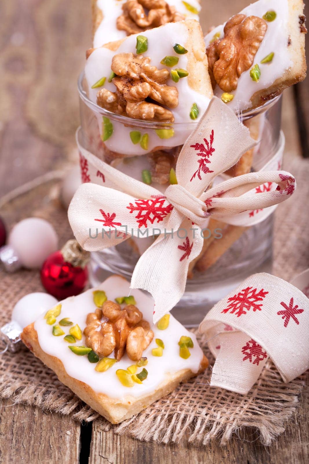 Nut corners for Christmas in a jar