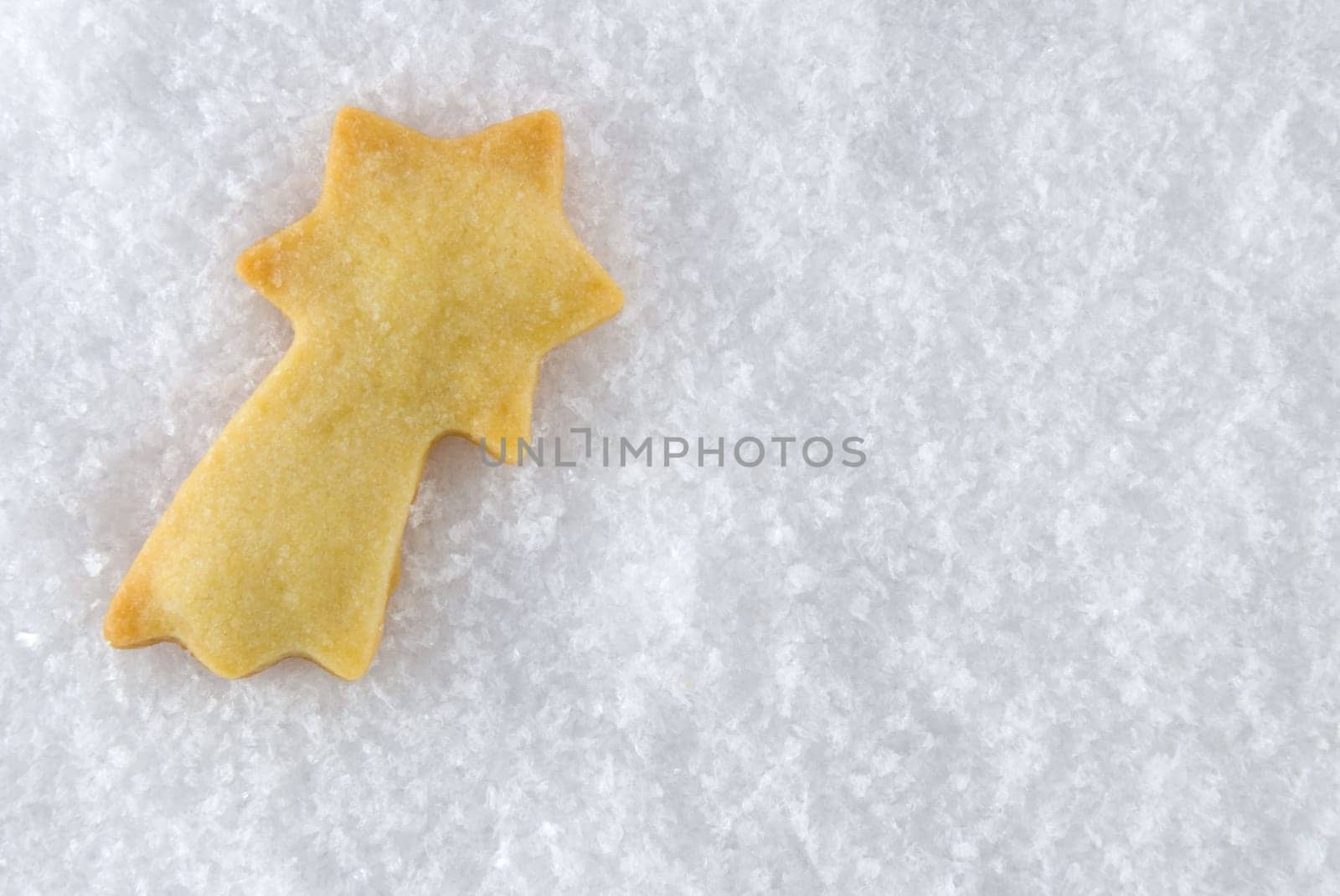 a falling star cookie lying in the snow