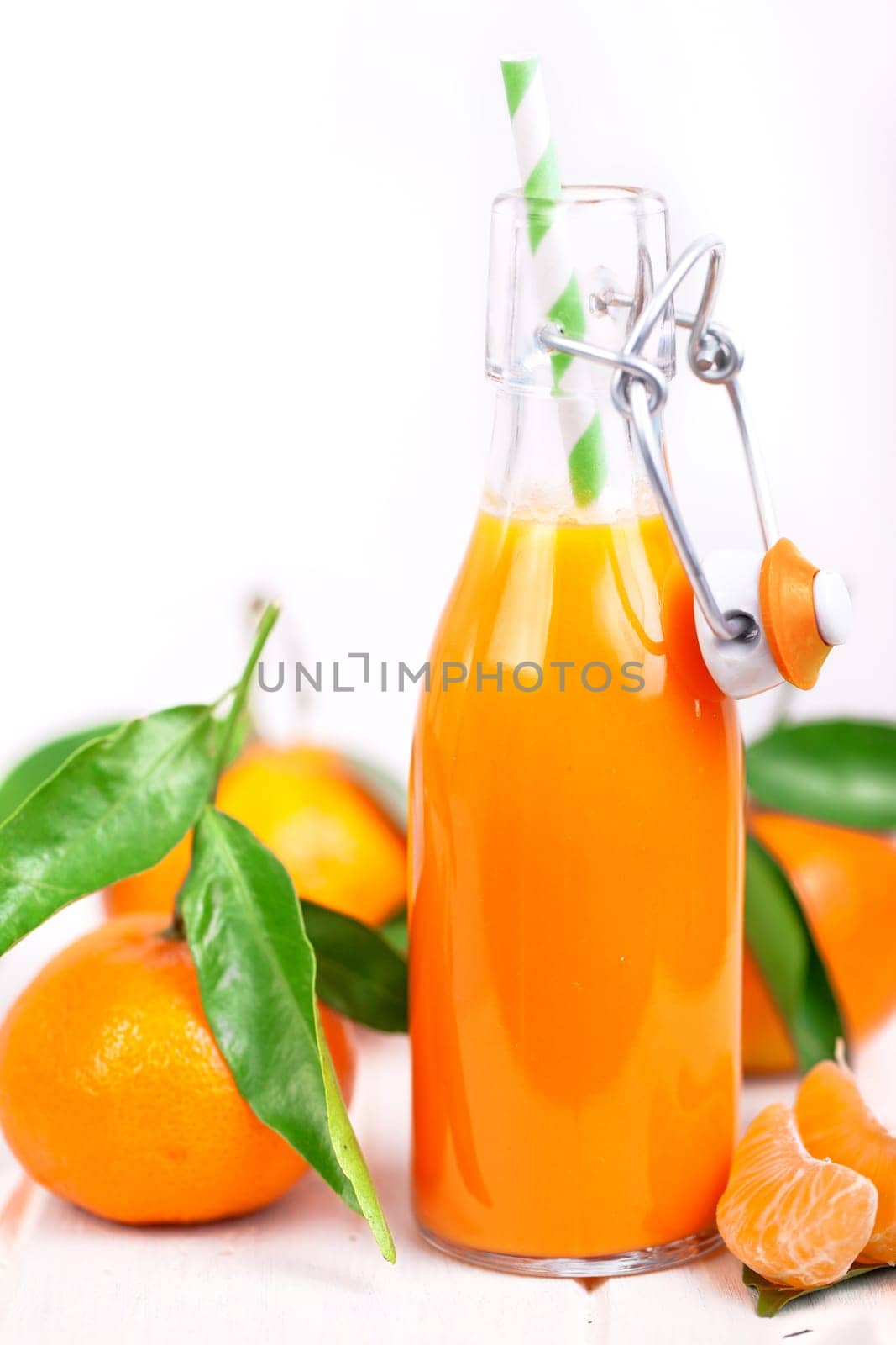 Tangerine juice with fresh tangerines