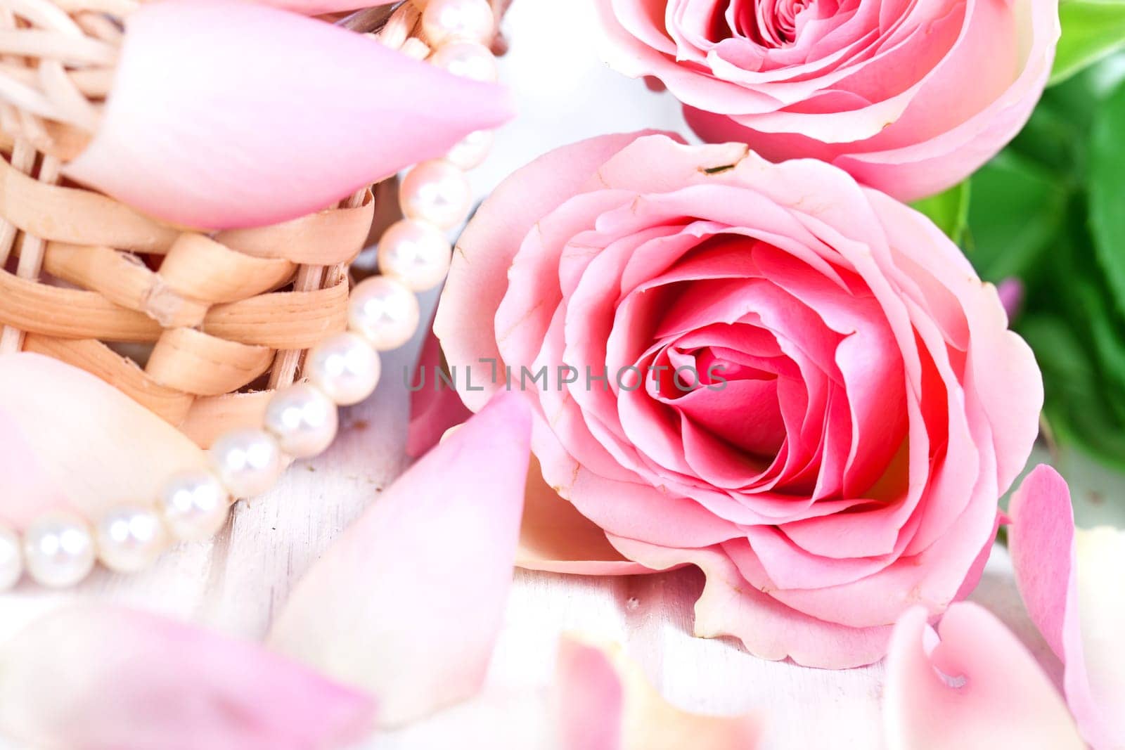 Pearl necklace with pink roses