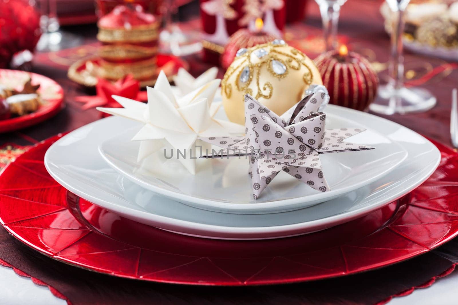 Place setting Christmas decorated with paper star