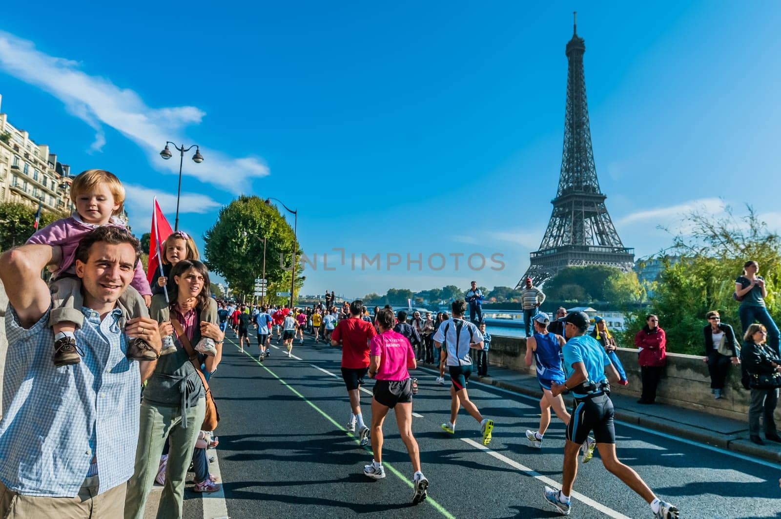 PARIS , FRANCE - APRIL  14 : marathon runners at  Paris International Marathon on April 14 , 2006 in Paris, France
