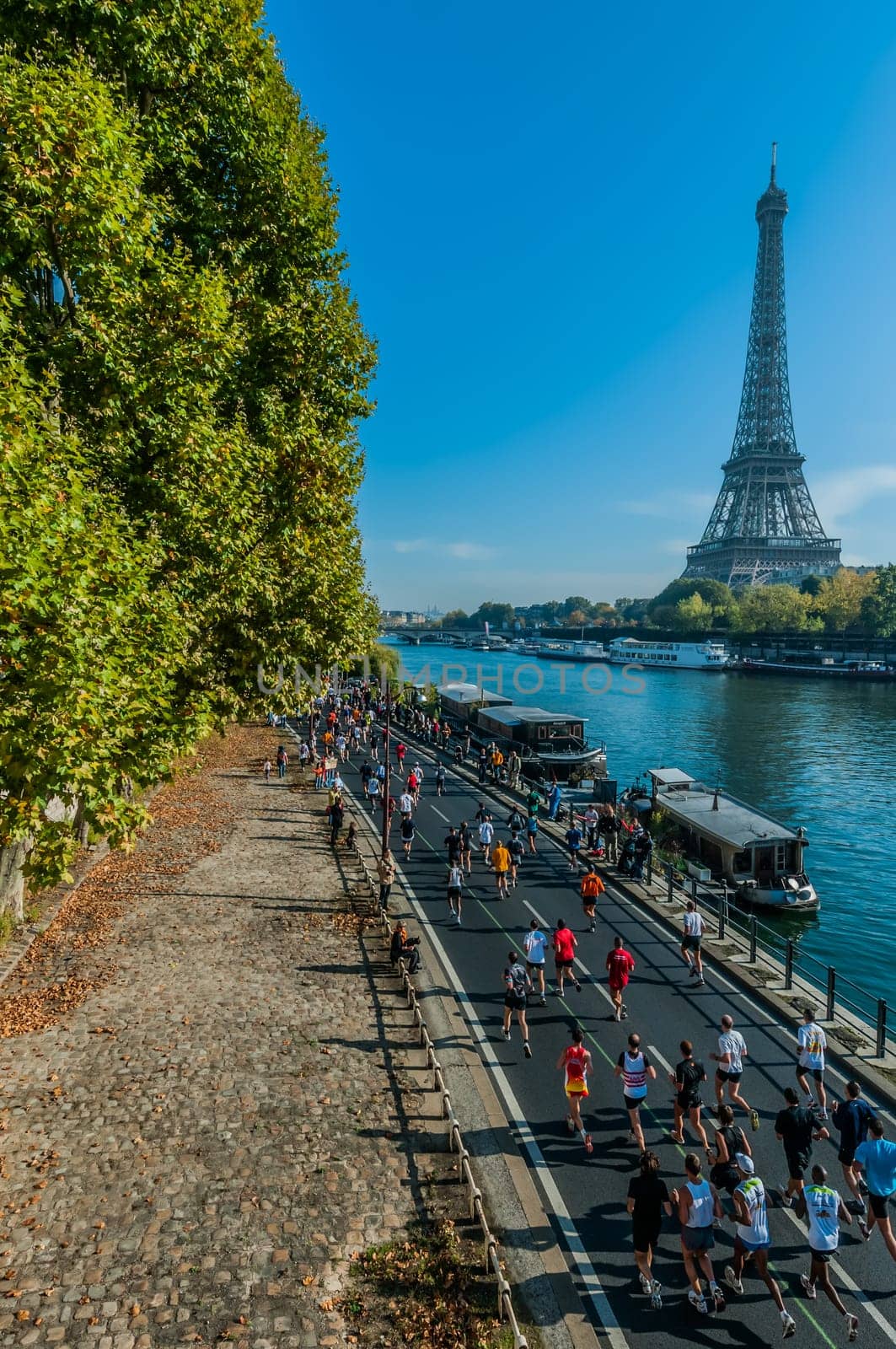 PARIS , FRANCE - APRIL  14 : marathon runners in waterfront at  Paris International Marathon on April 14 , 2006 in Paris, France