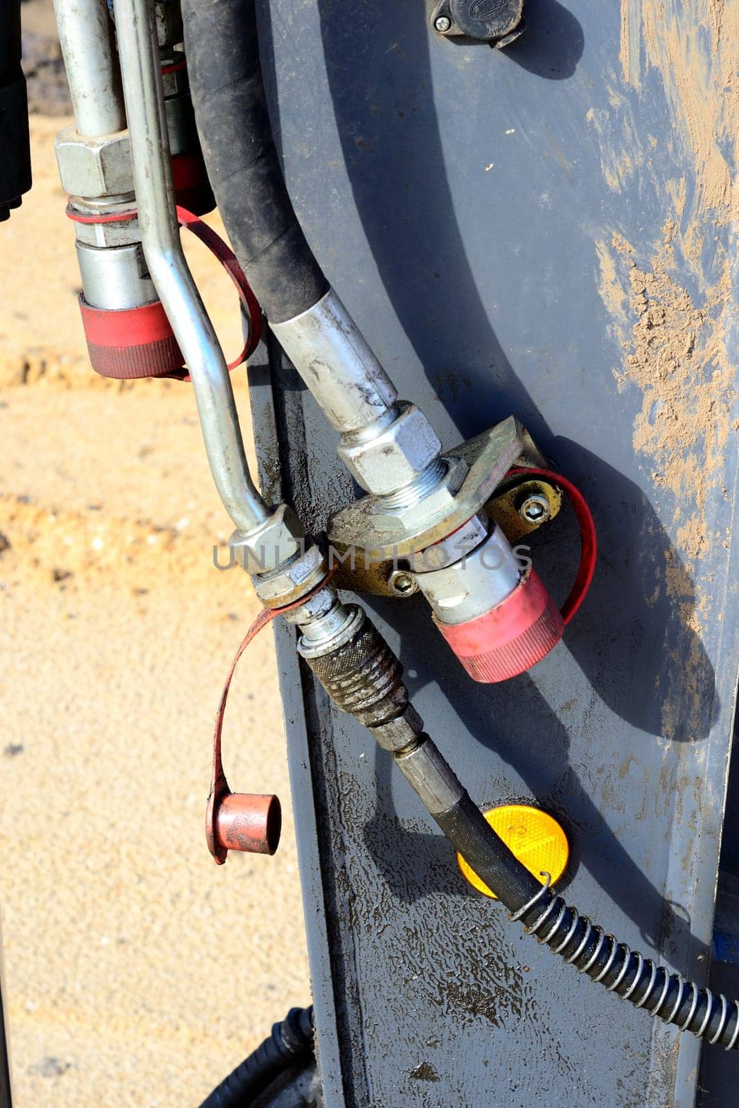 Hydraulic hoses on construction machinery