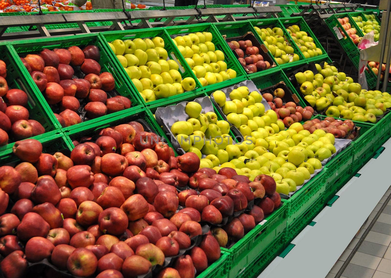 Red and green apple fruits in a supermarket