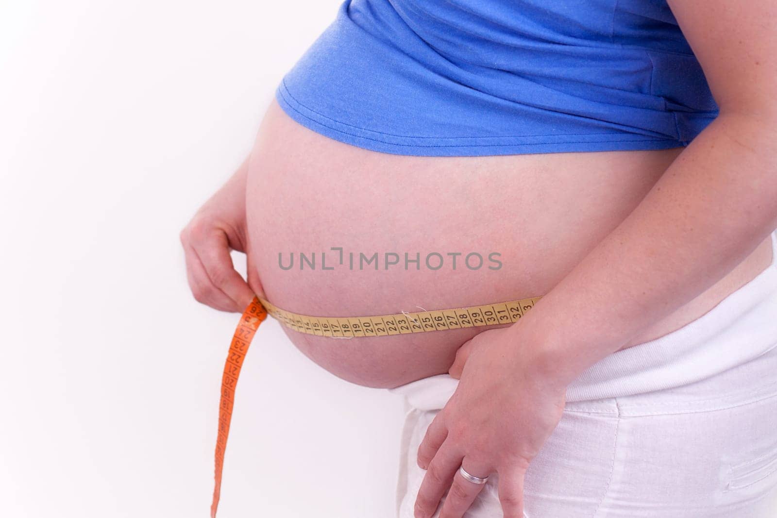 Measuring abdominal circumference - pregnant women
