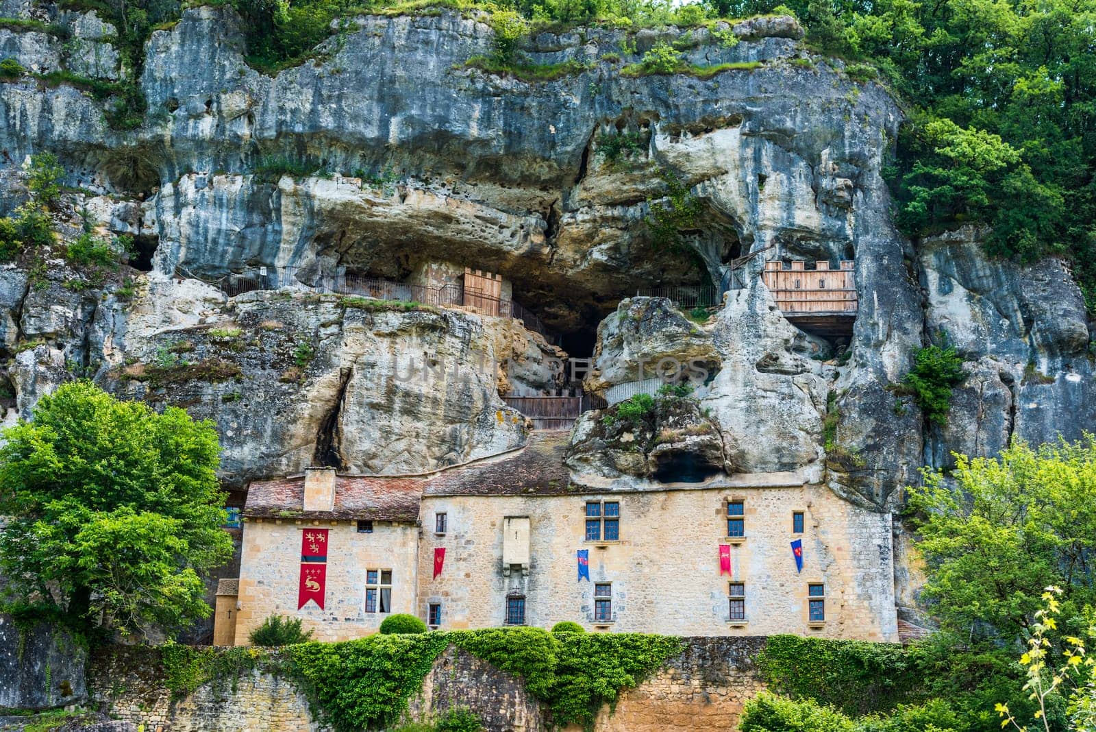 Maison forte de Reignac dordogne perigord france by PIXSTILL