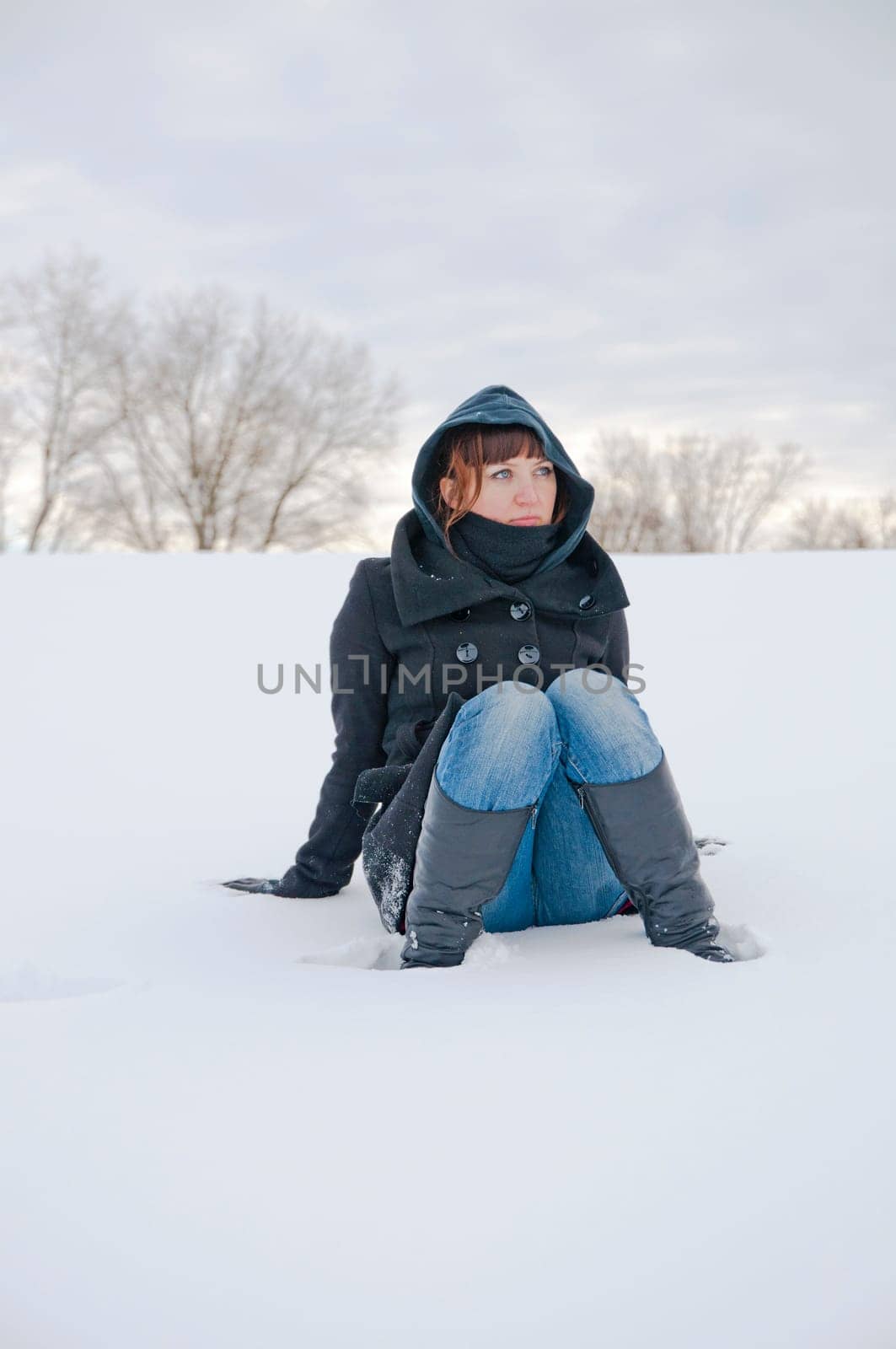 An image of girl posing outdoor in winter