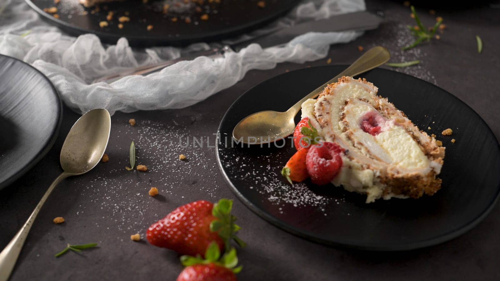 Meringue roll cake by homydesign