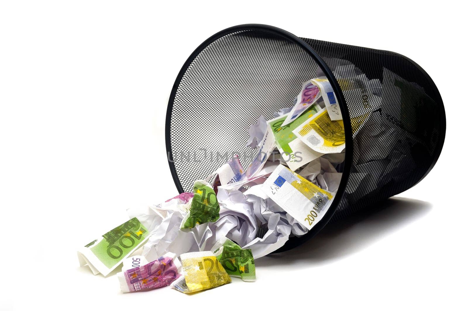 To throw its money with the dustbin by error or ignorance in the business