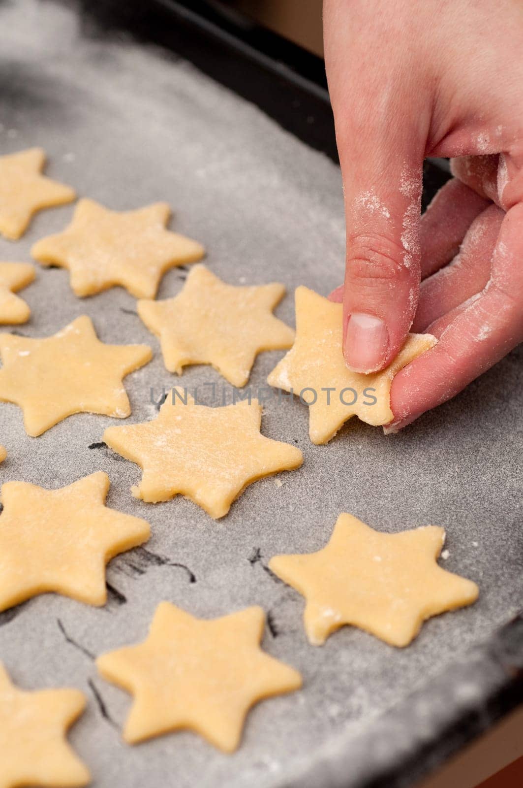 Making christmas star shaped cookies