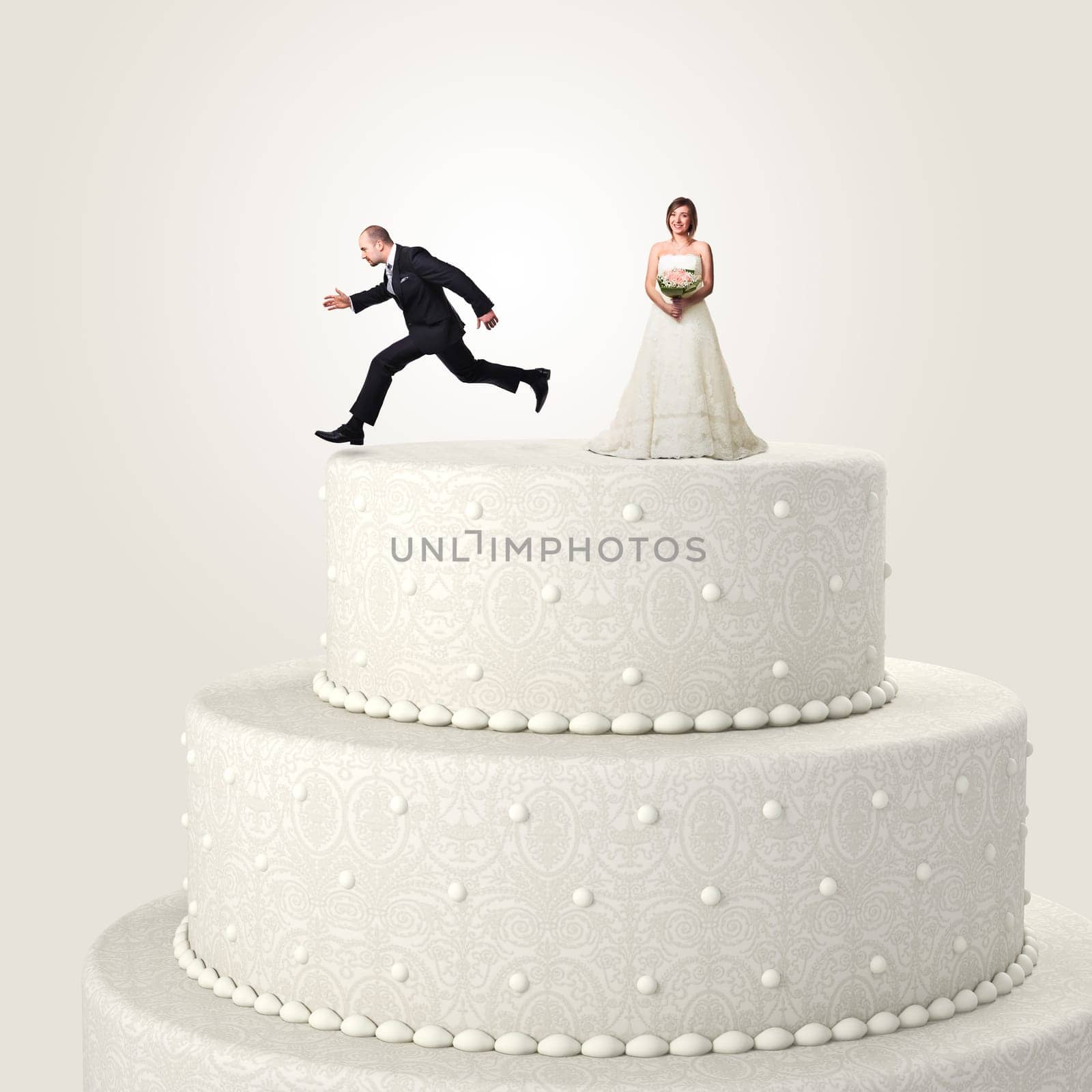 gromm try to escape jumping from the top cake