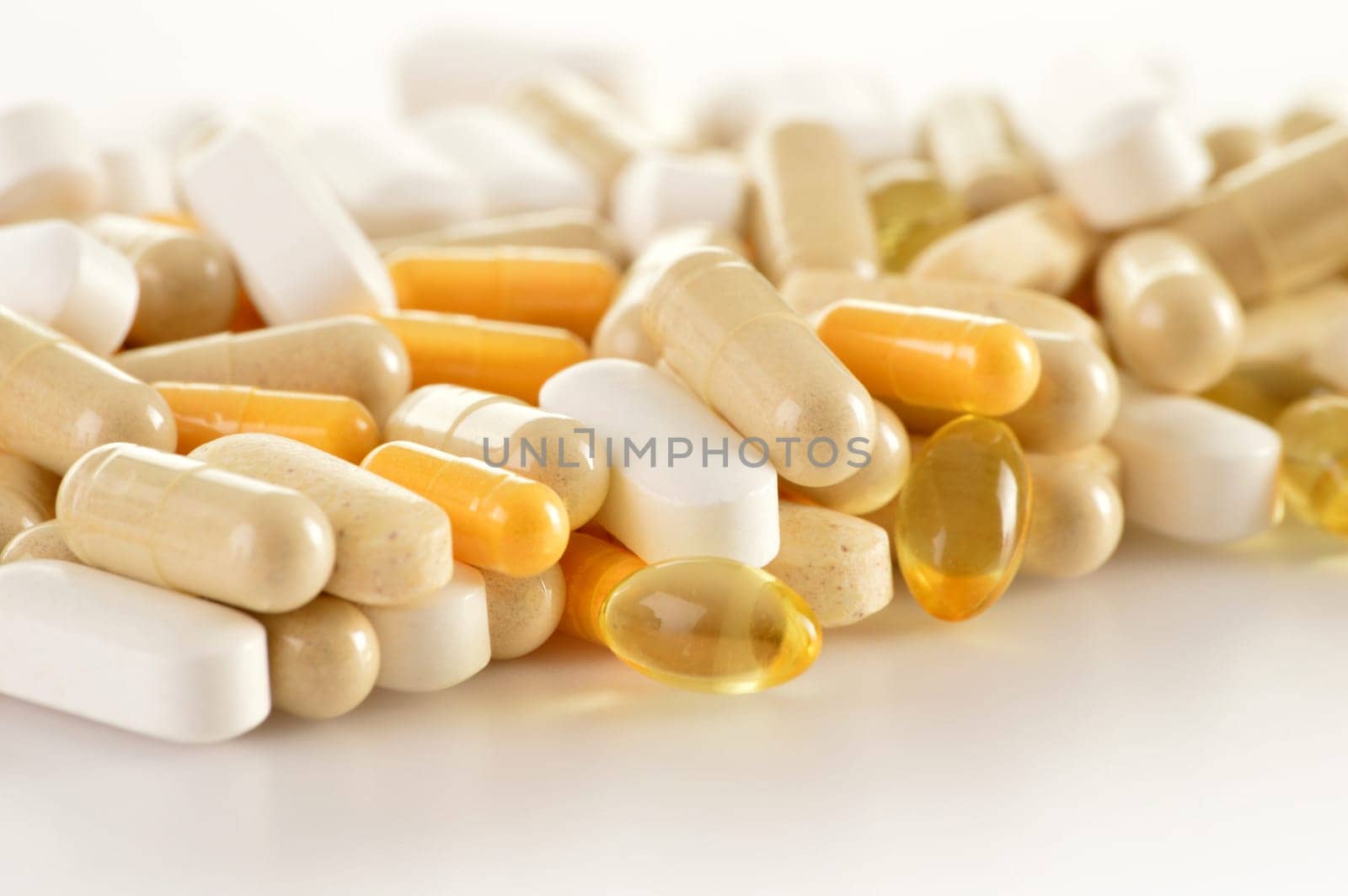 Composition with dietary supplement capsules. Drug pills