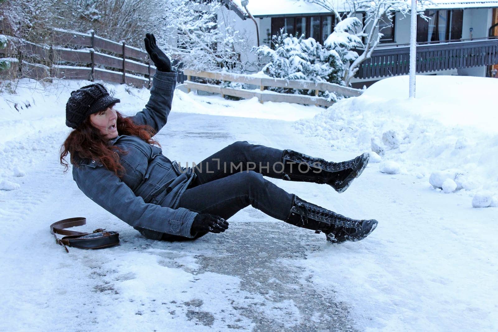Risk of slipping in slippery snow and black ice on the roads