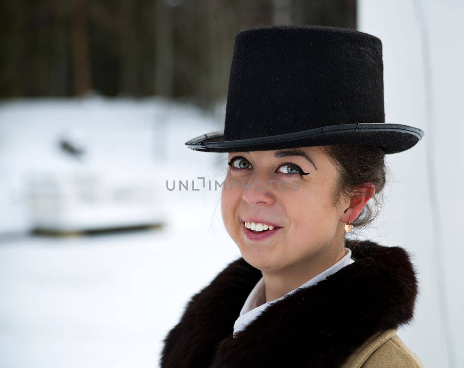 Cool portrait of smiling young woman with hat