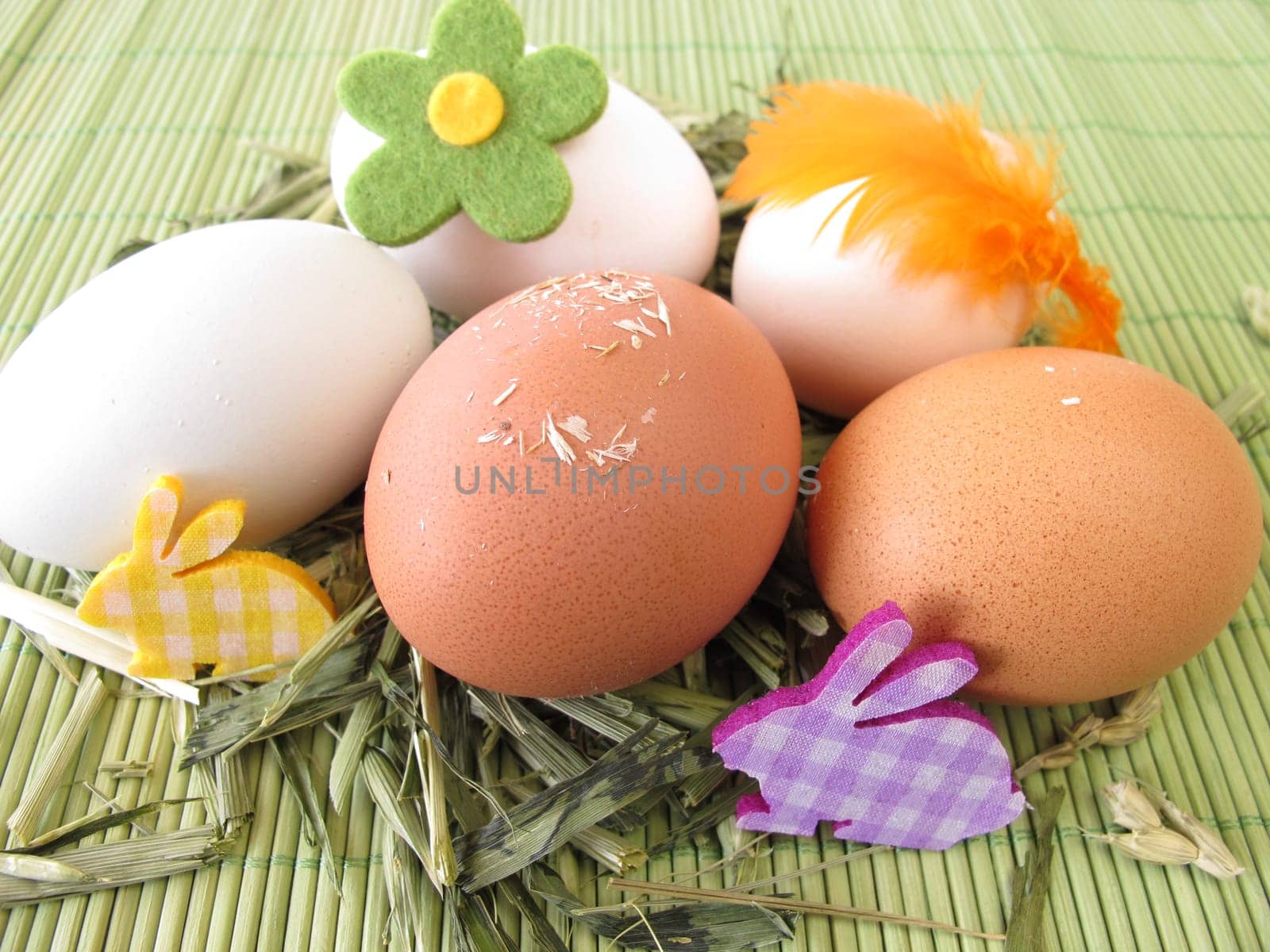 Naturally coloured eggs in the Easter basket
