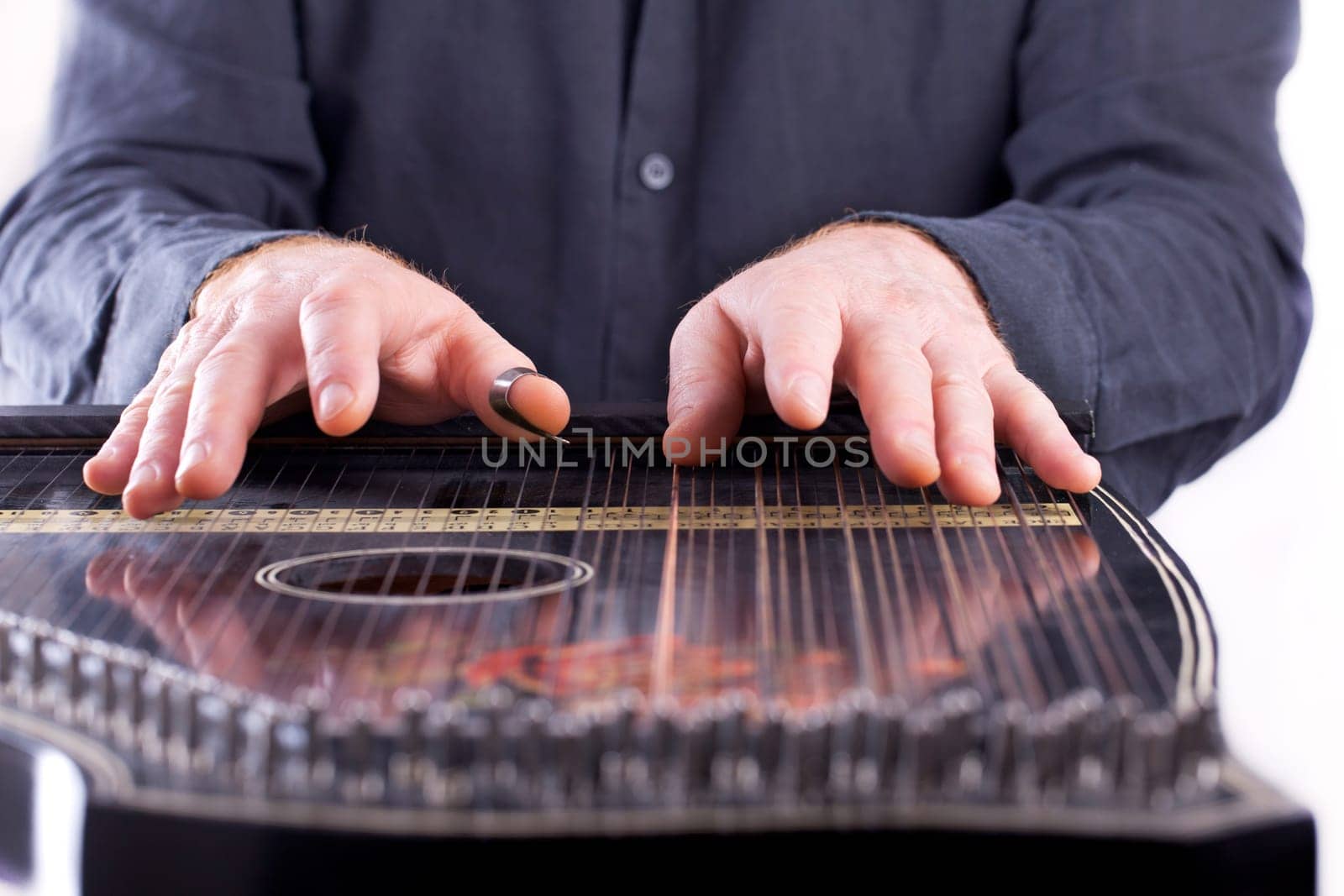 Playing the zither instrument