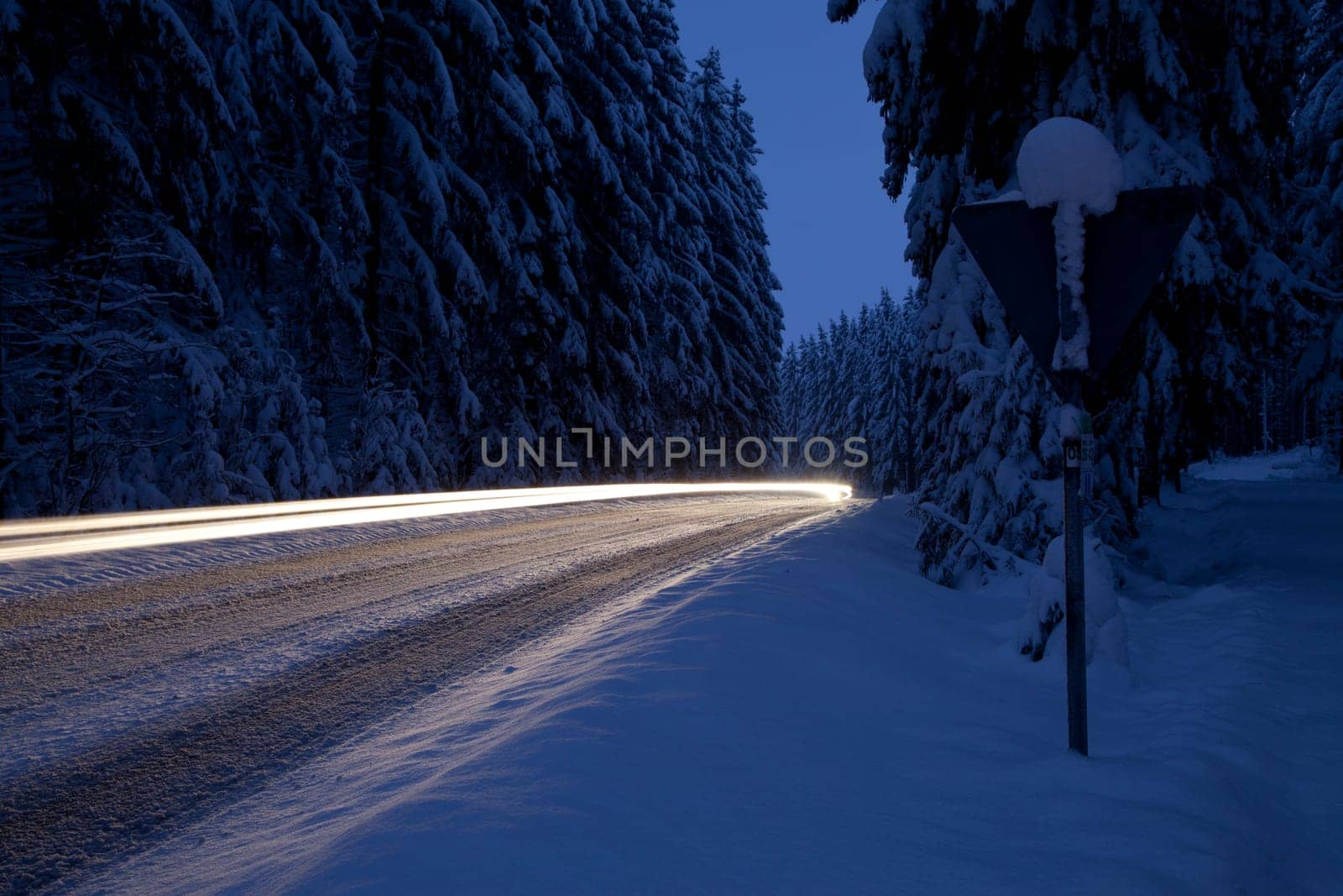 Traffic in ice and snow at night
