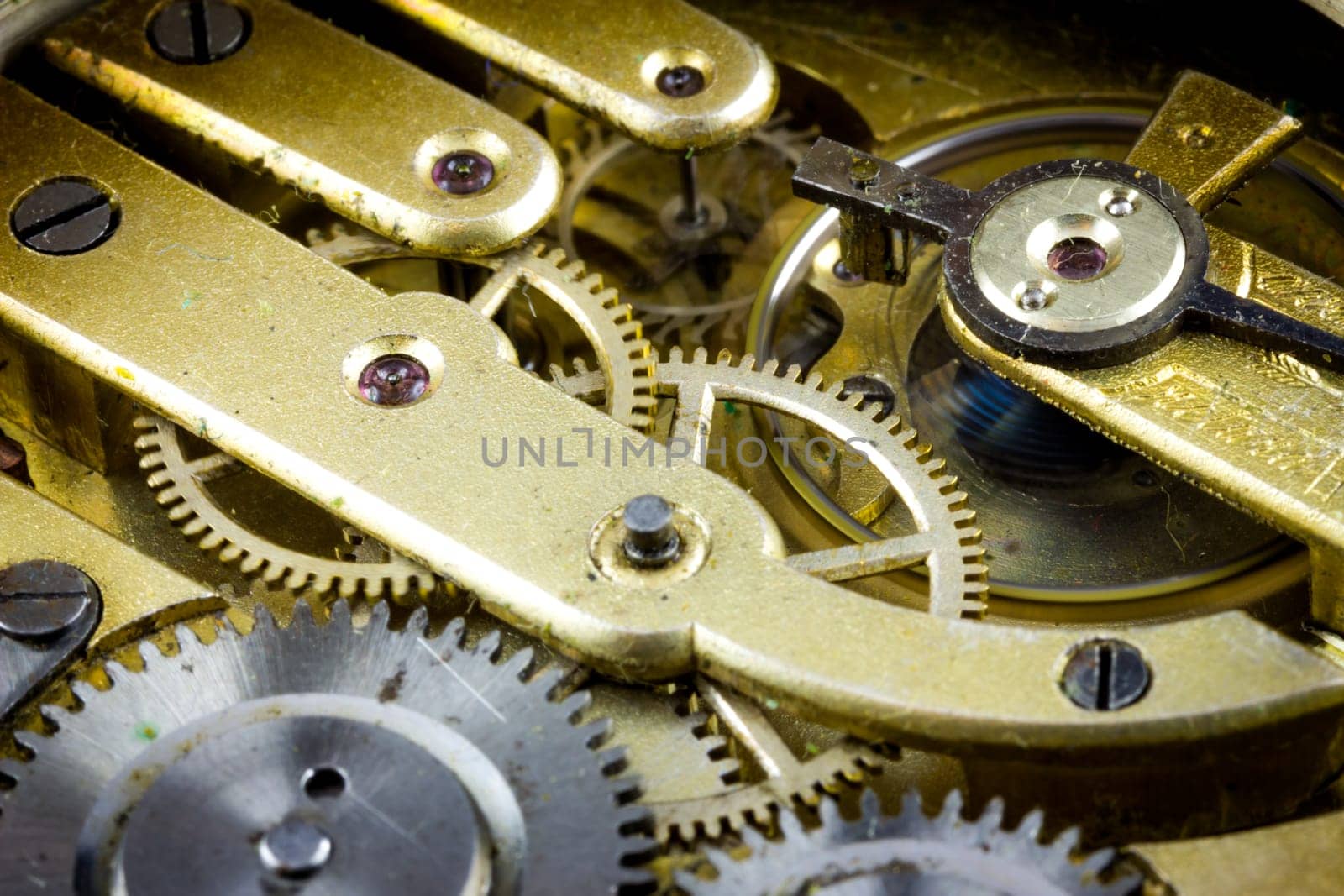 Clockwork with running gears