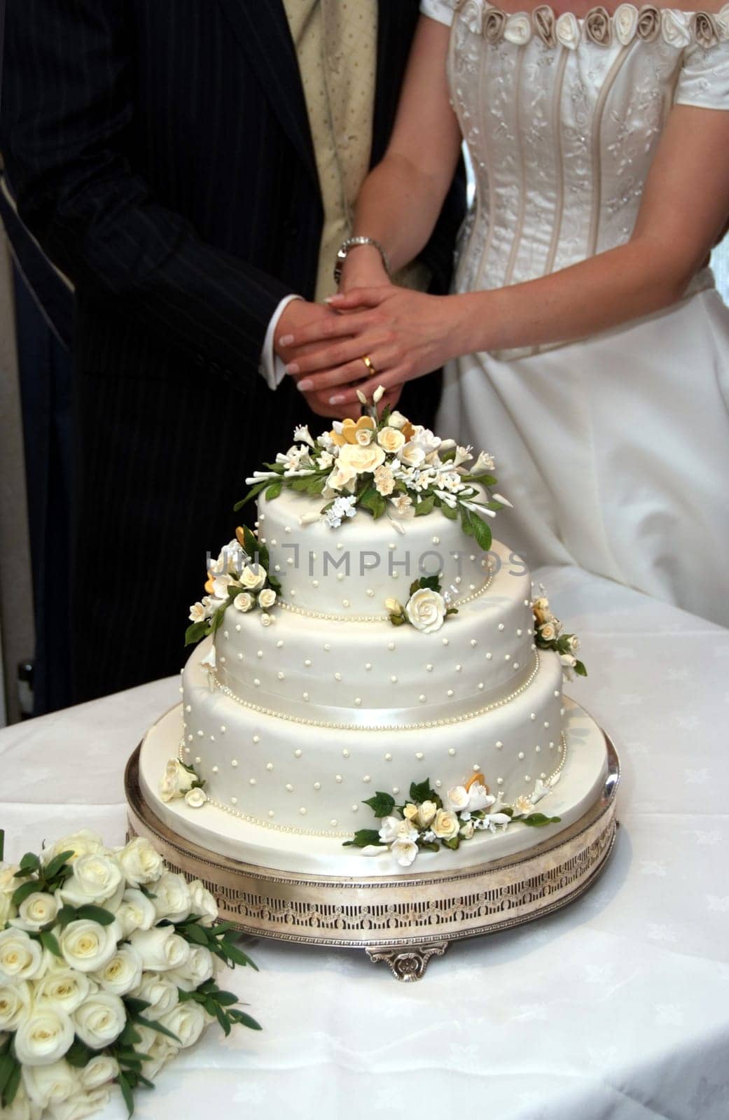 Cutting the wedding cake