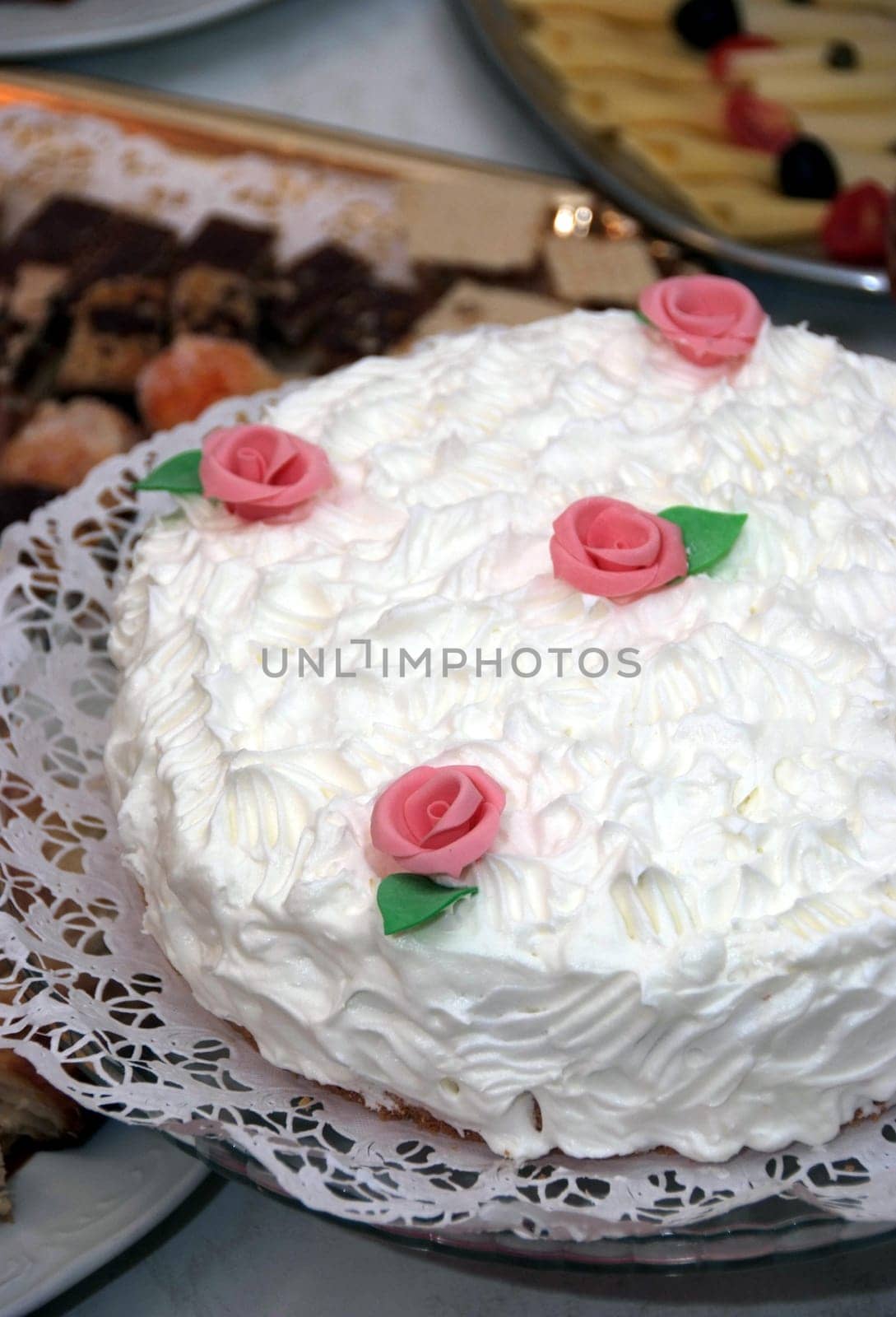 Small wedding cake with pink roses