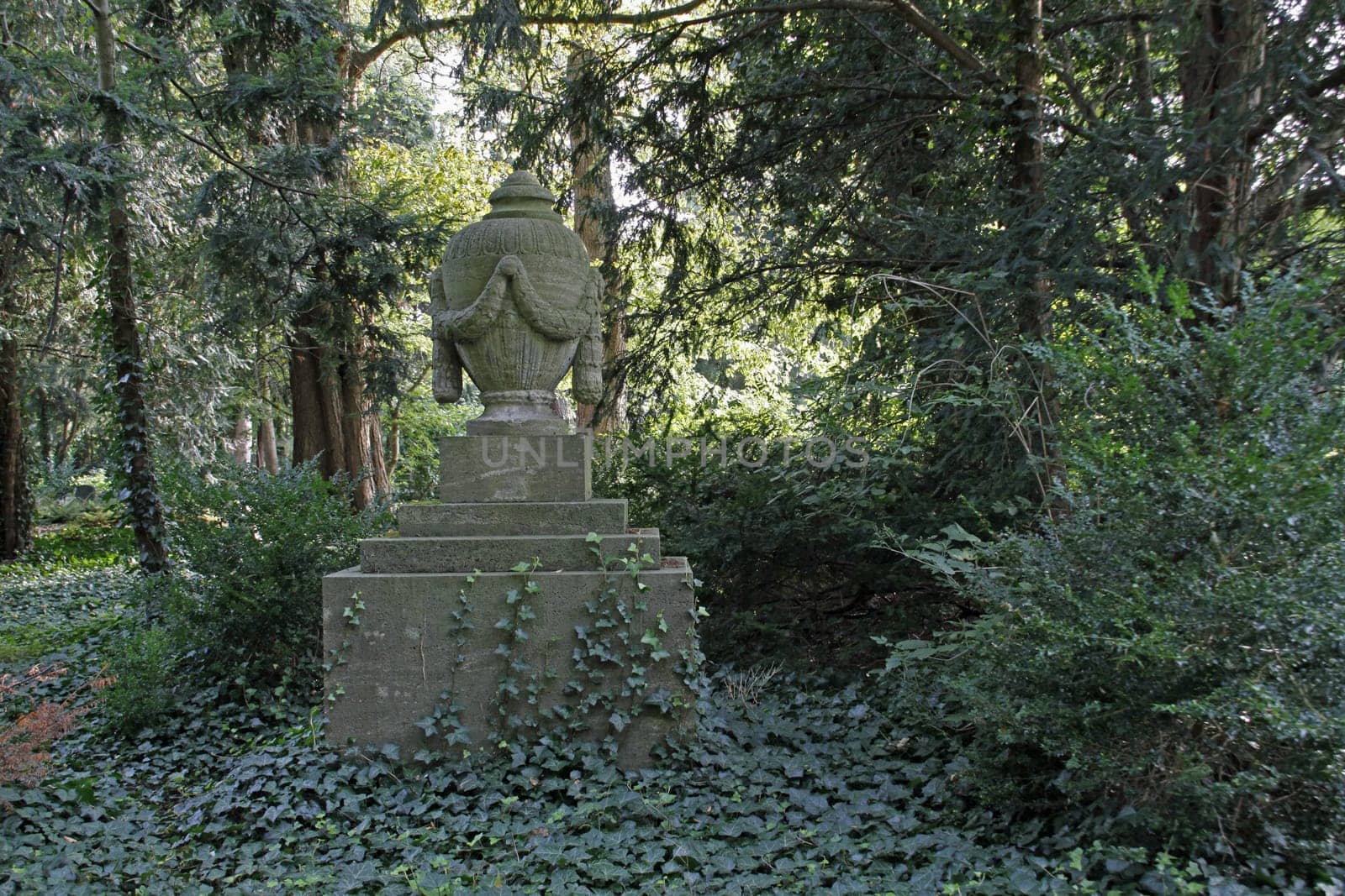 Old Cemetery Minden (stone urn)