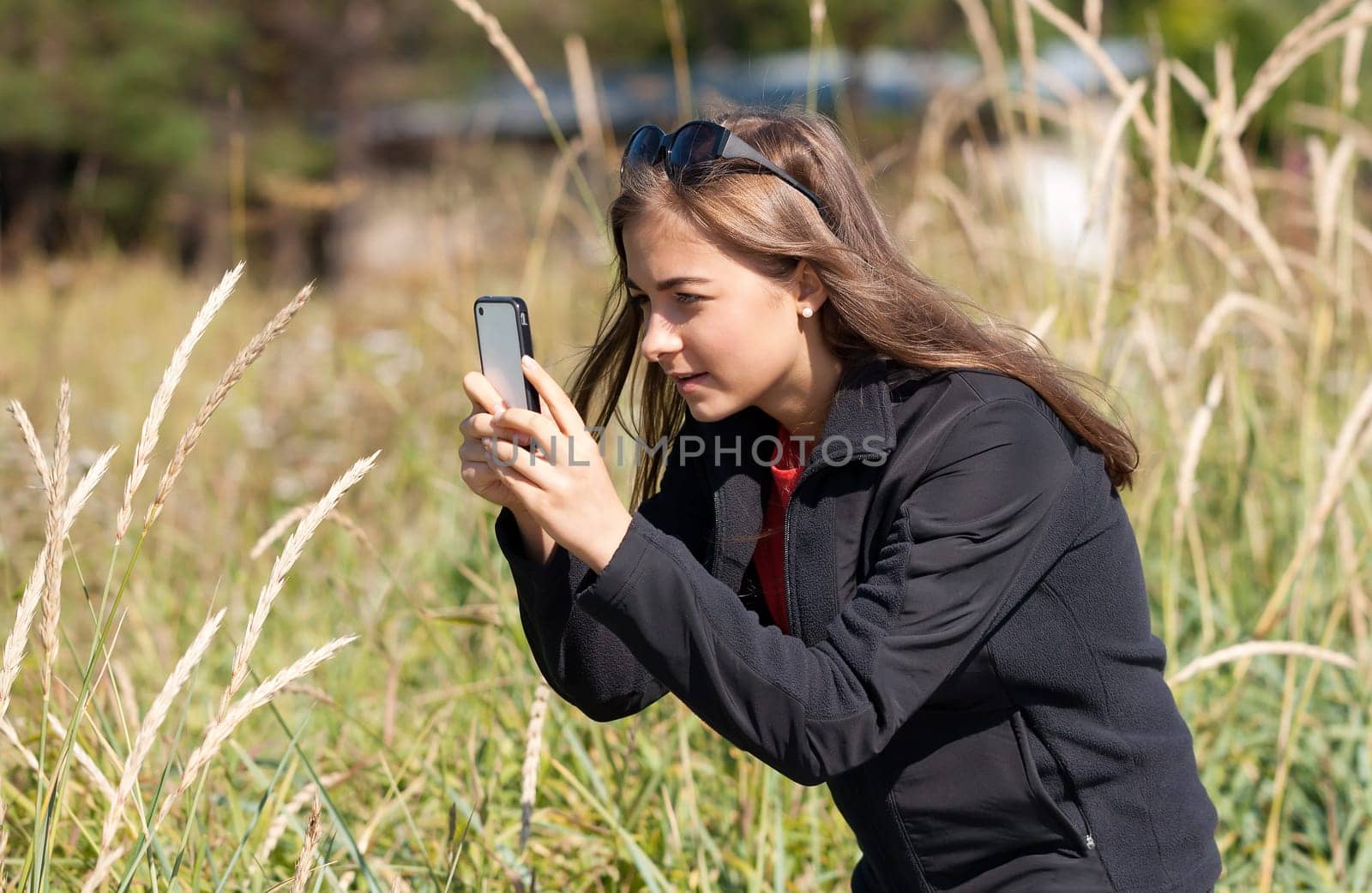 pictures of a girl ear to the mobile phone