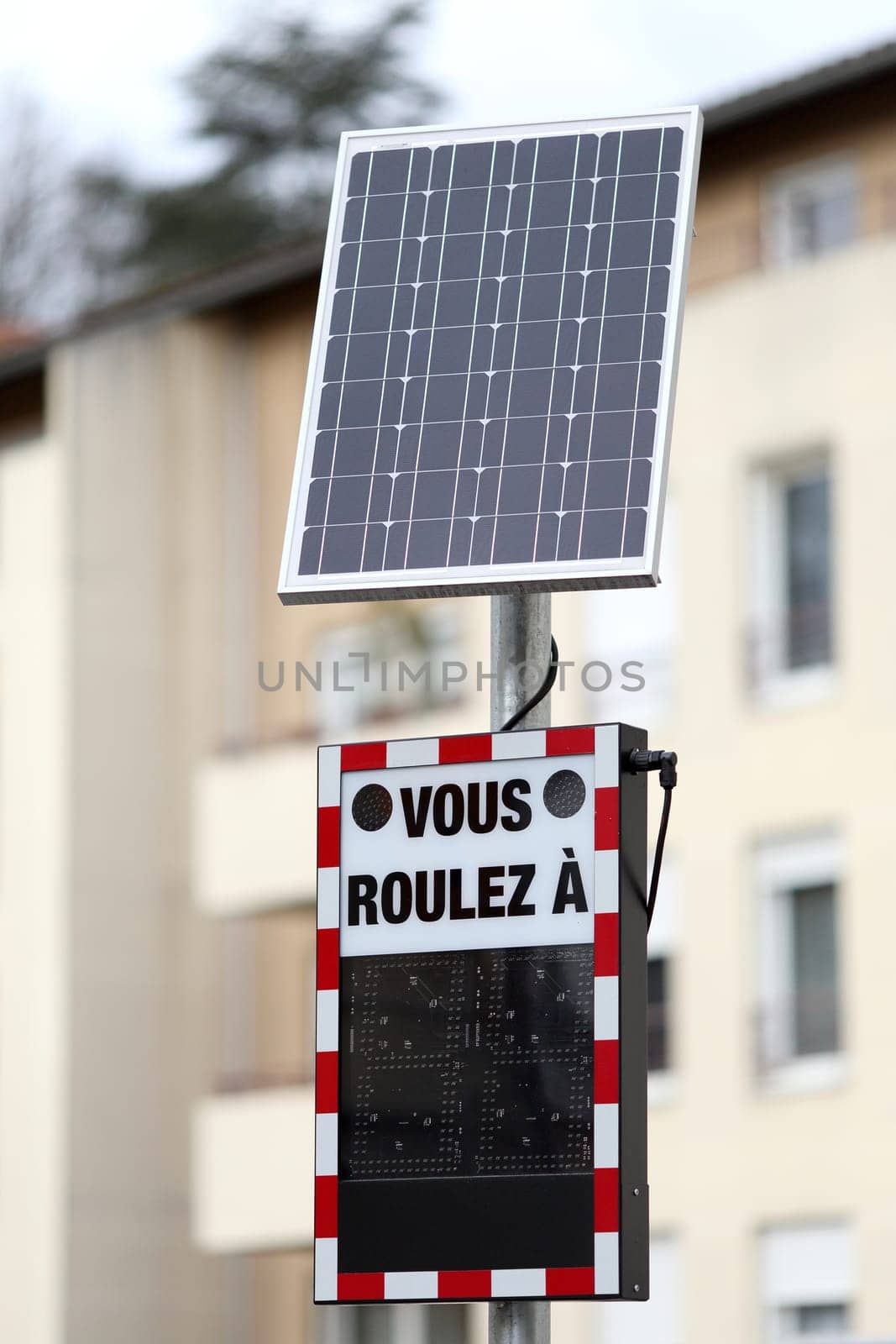 Educational radars are information panels that display in real time the speed of vehicles that move toward them