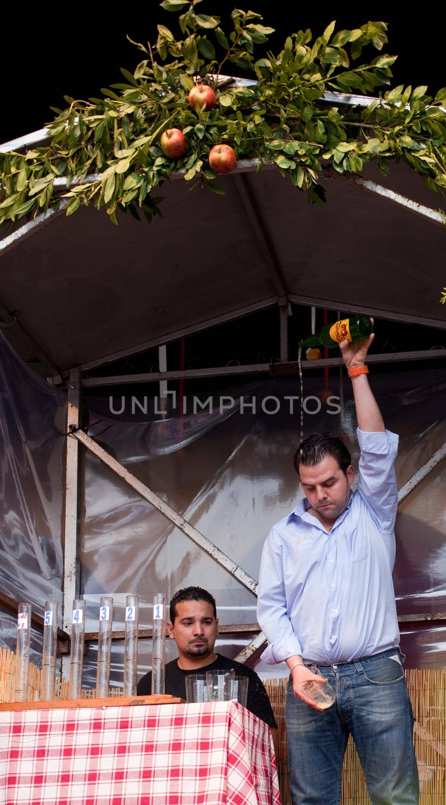 Race of the pouring of Asturian cider, Gijon - Asturias. 27 August 2010.http://www.asturiasdefiesta.es/xix-fiesta-de-la-sidra-natural-en-gijon-2010http://www.asturiashoy.es/periodico/ocio/fiesta_de_la_sidra_natural_de_gij243n_asturias-6523.html