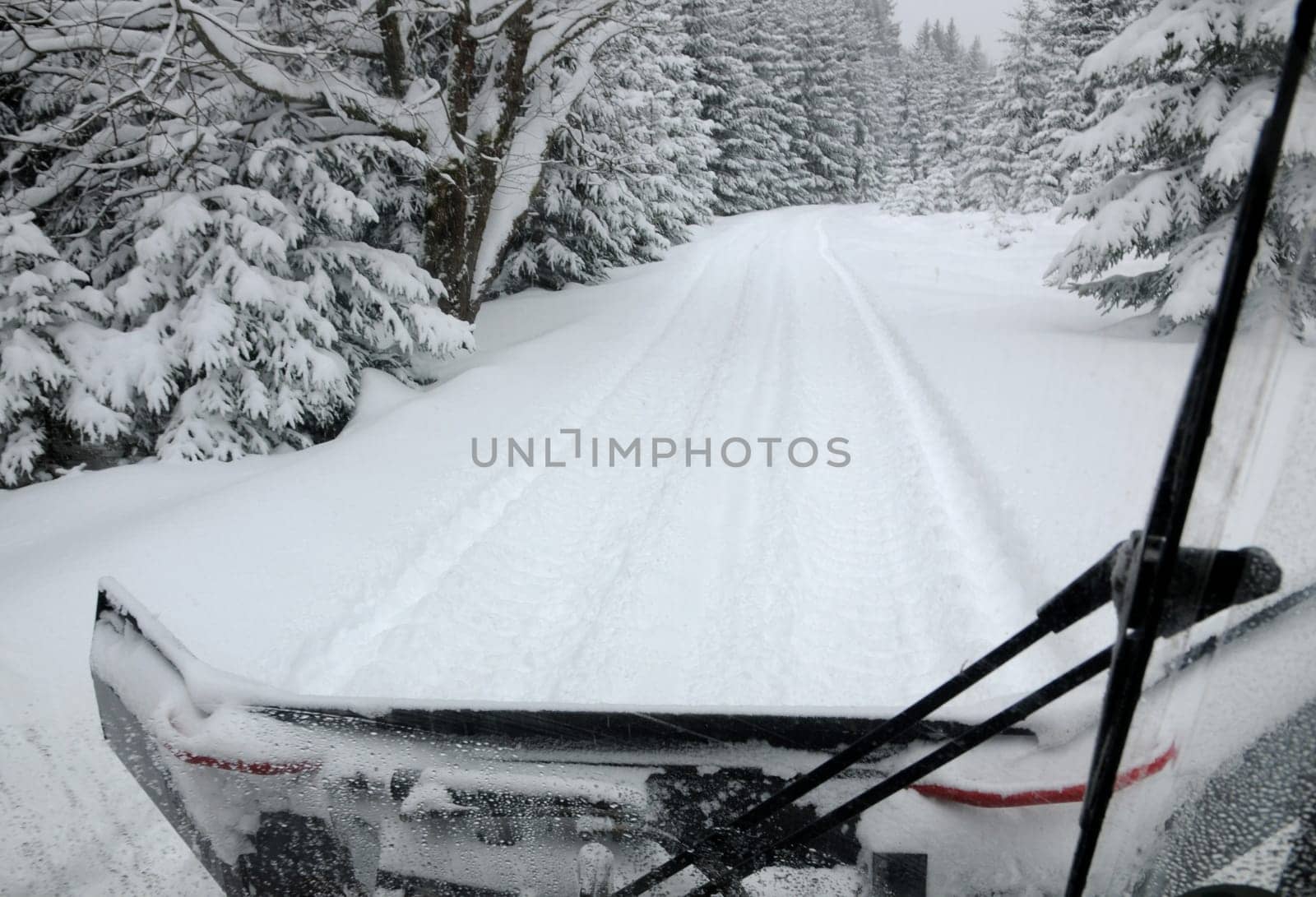 Snow groomer