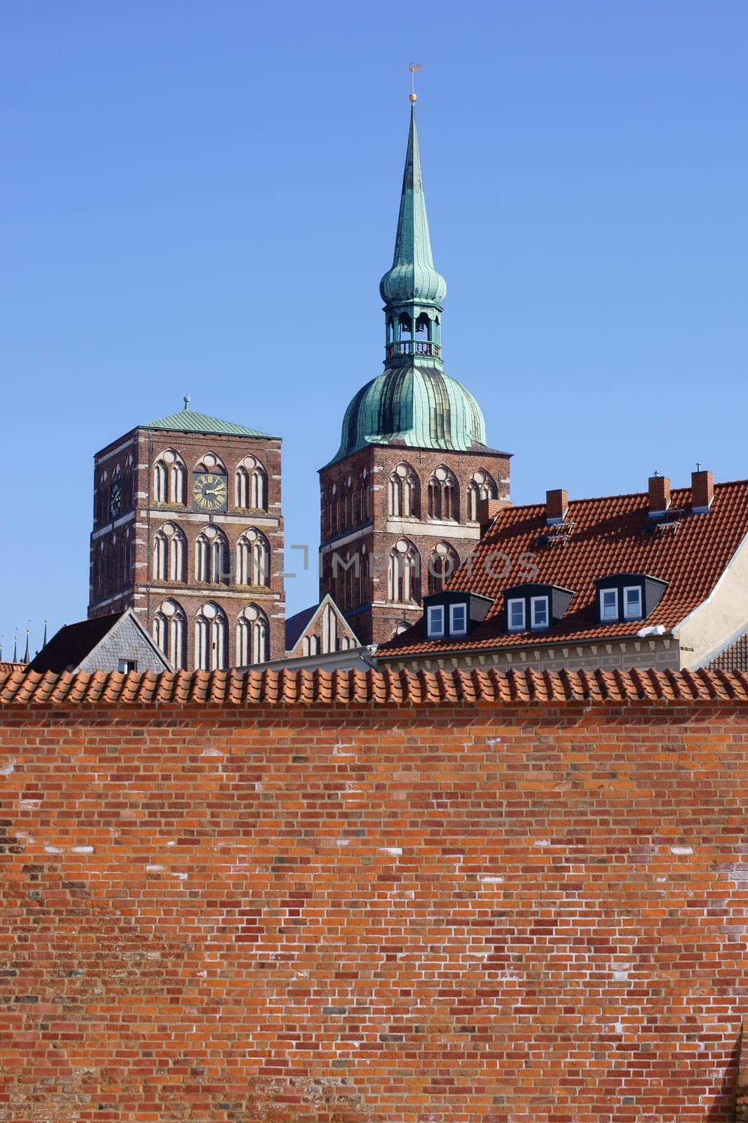 Die Fotografie der Stadtmauer von Stralsund am Rande der Altstadt.