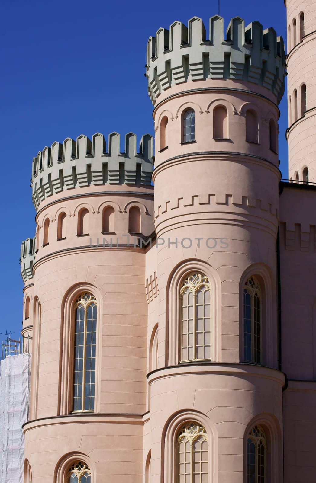 Die Fotografie zweier Türme von Schloss Granitz bei schönem Wetter.