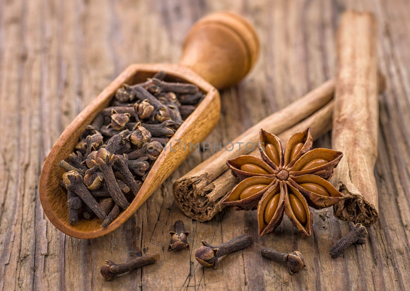 Spice scoop with cloves,star anise and cinnamon sticks