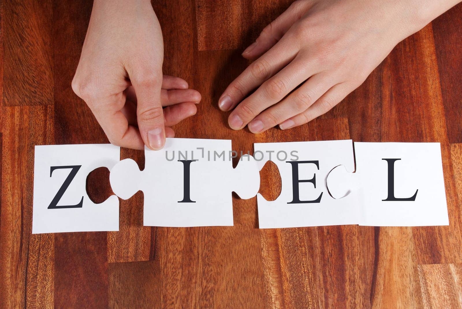a person is puzzling the german word ZIEL (aim)