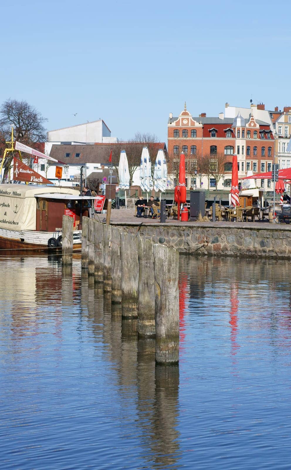 Stralsund, Mecklenburg Vorpommern/Deutschland  – April 05: Unbekannte Leute sitzen in einem Cafe am 05. April 2013 im Hafen von Stralsund.