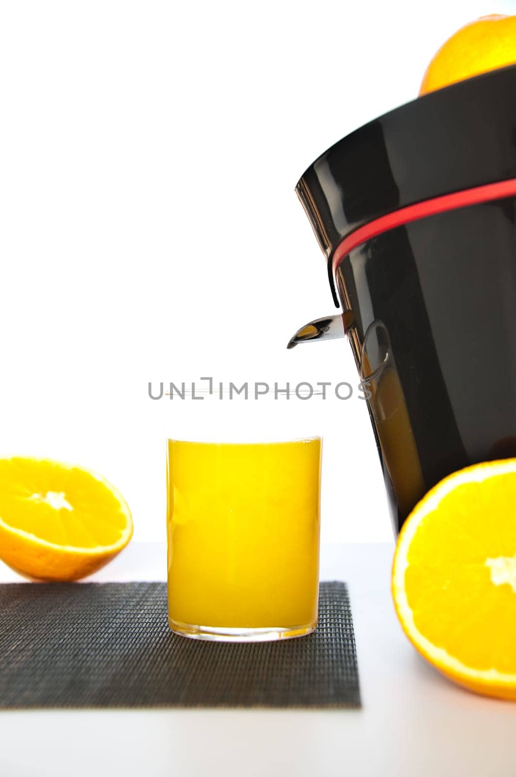 making orange juice from sliced oranges with help of juicer