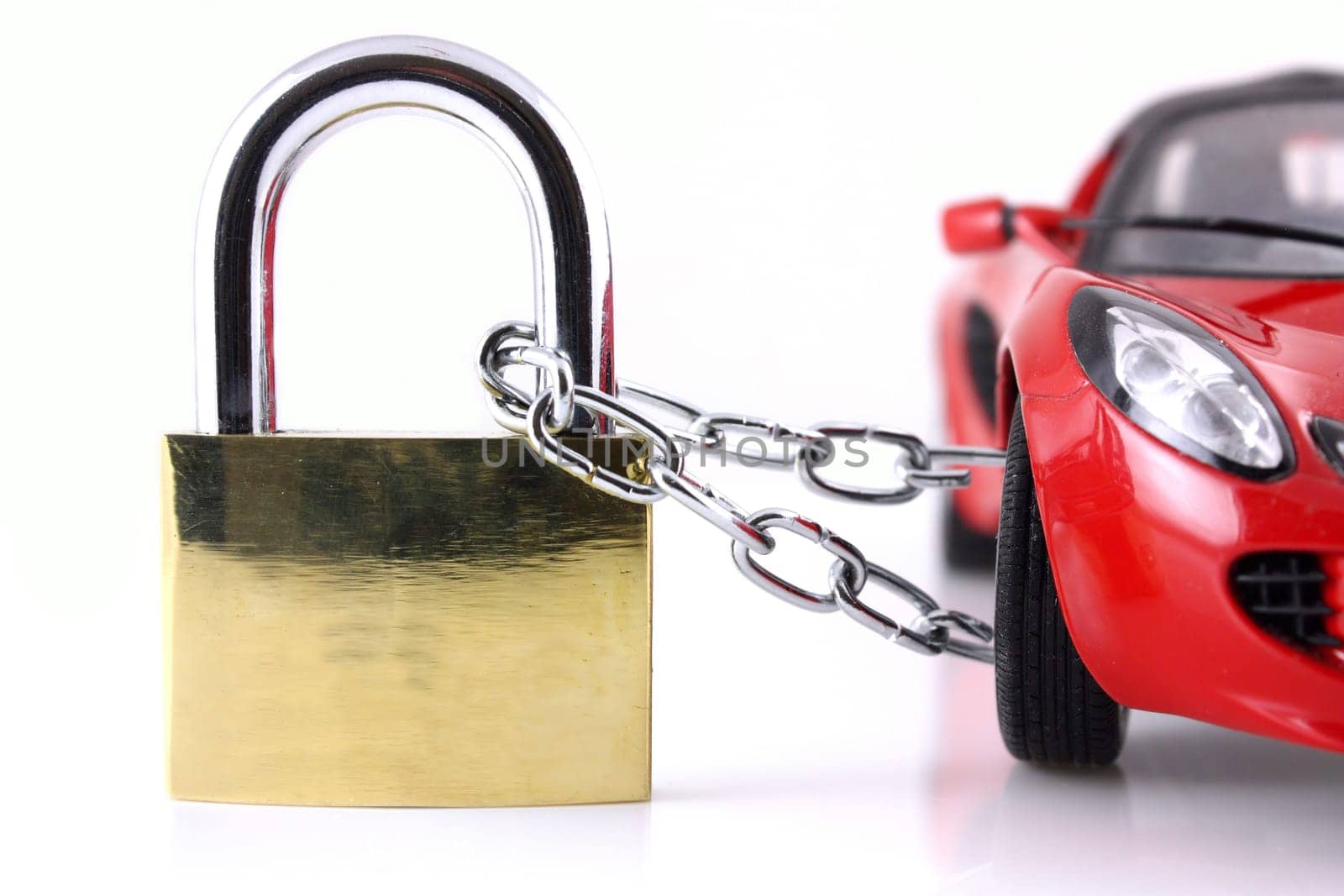 Vehicle security with padlock and chain on wheel