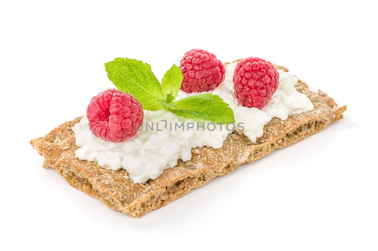 Crispbread with cream cheese and raspberries