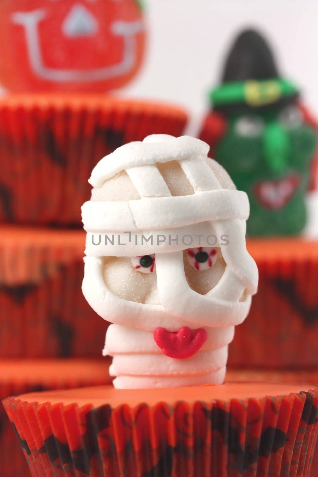 Mummy sweet on halloween cup cake