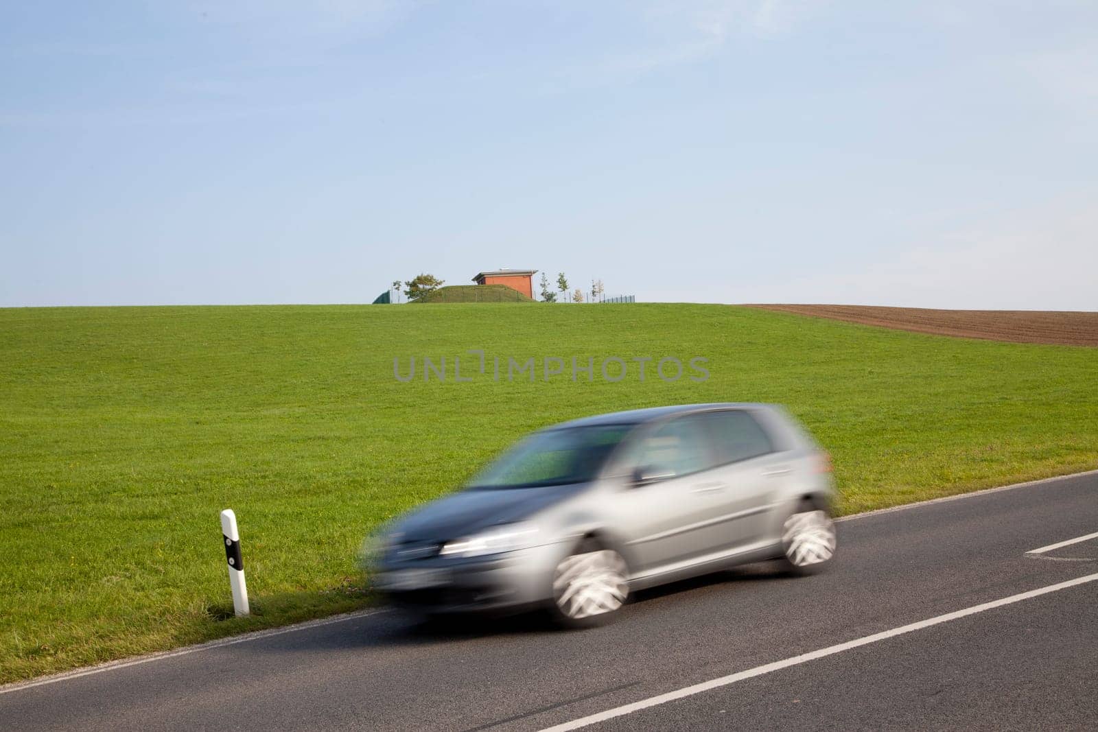 Water house and car near Kleingarnstadt / Coburg
