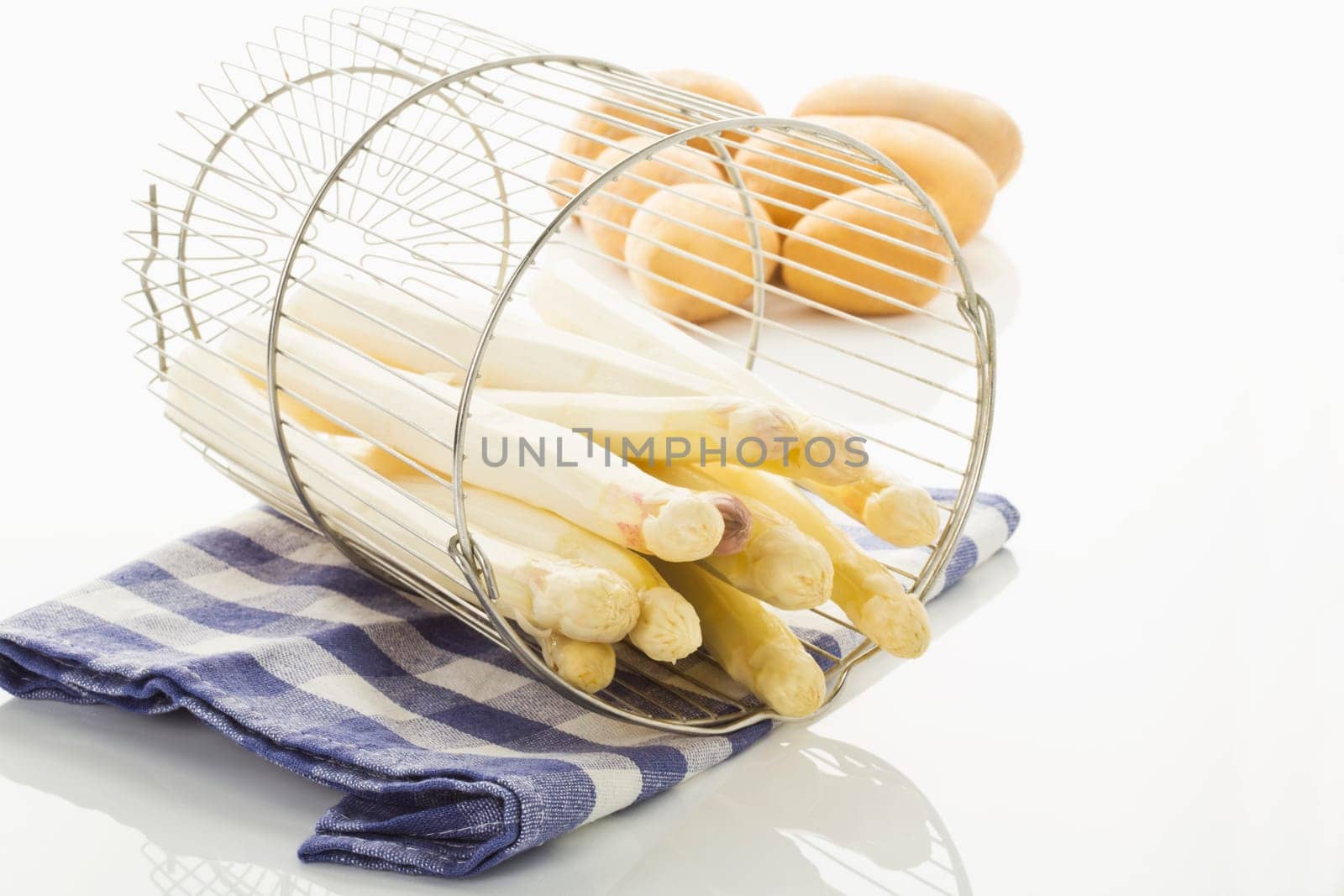 white asparagus with potato